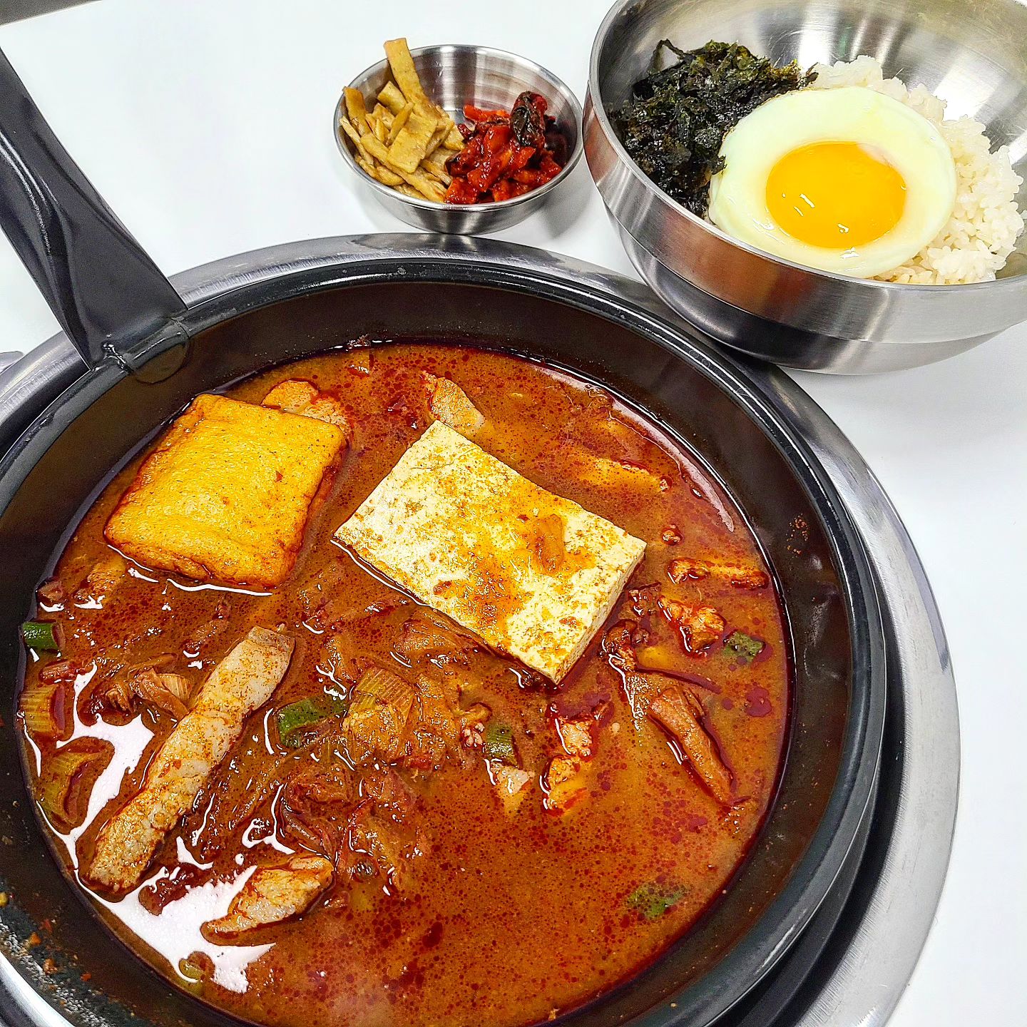 2024/02/08
강서 발산역 김치찌개 맛집 [#청년찌개 마곡점]

발산역 인근에 위치한 김치찌개, 김치찜 맛집 
대구가 본점으로 점점 지점이 많이 생기고 있다
그 중 마곡점으로 혼밥을 하러 갔다

김치찌개 전문점인 만큼 다양한 김치찌개가 있다
종류는 돼지고기, 참치, 대패삼겹살, 부대햄 4가지다
맵기도 덜맵게, 보통맛, 매운맛, 죽도록 매운맛 4가지다
토핑과 맵기를 내 마음대로 맞게 고를 수 있다

가장 기본적인 돼지고기 김치찌개를 고르고
맵기는 매운맛 (불닭맵기)로 주문해서 먹었는데
살짝 달달하게 감칠맛이 있으면서 칼칼한 게
전 날 과음했던 숙취가 깨는 기분이라 최고였다

고기가 김치보다 많아서 나중엔 남을 정도였다
그리고 특이하게도 당면과 유부가 들어가는데
유부가 국물을 머금어 폭신짭잘 매력적이었다
사리추가도 가능하면 좋겠다는 생각을 했다

간장버터갑은 딱 생각하는 그 맛이다
맛 없을 수가 없는 단짠단짠한 맛인데
여기에 새콤매콤한 김치찌개를 비벼 먹으니
진짜 열 가지 반찬 다 필요 없고 정말 맛있었다

토핑 맵기 선택 가능한 김치찌개를 맛보고 싶다면
맛있는 김치찌개가 먹고 싶다면 추천!

📍청년찌개 마곡점
서울 강서구 공항대로 247 퀸즈파크 나인 B동 1층 111호
(서울 강서구 마곡동 797-1)

📍먹은 메뉴 가격
- 돼지고기 김치찌개 (매운맛) 9,000원
+ 간장버터밥 변경 2,500원

#강서구맛집 #마곡맛집 #마곡밥집 #강서구밥집 #강서구김치찌개 #마곡김치찌개 #서울김치찌개맛집 #김치찌개맛집 #찌개맛집 #강서구맛집추천 
#마곡맛집추천 #마곡동맛집 #마곡점심 
#마곡한식 #강서구한식 #청년찌개마곡점
#먹팔 #먹방 #맛집 #맛집추천 #메뉴추천
#먹스타그램 #맛스타그램 #푸드스타그램
#지니얌얌_청년찌개 #지니얌얌_김치찌개 #240208