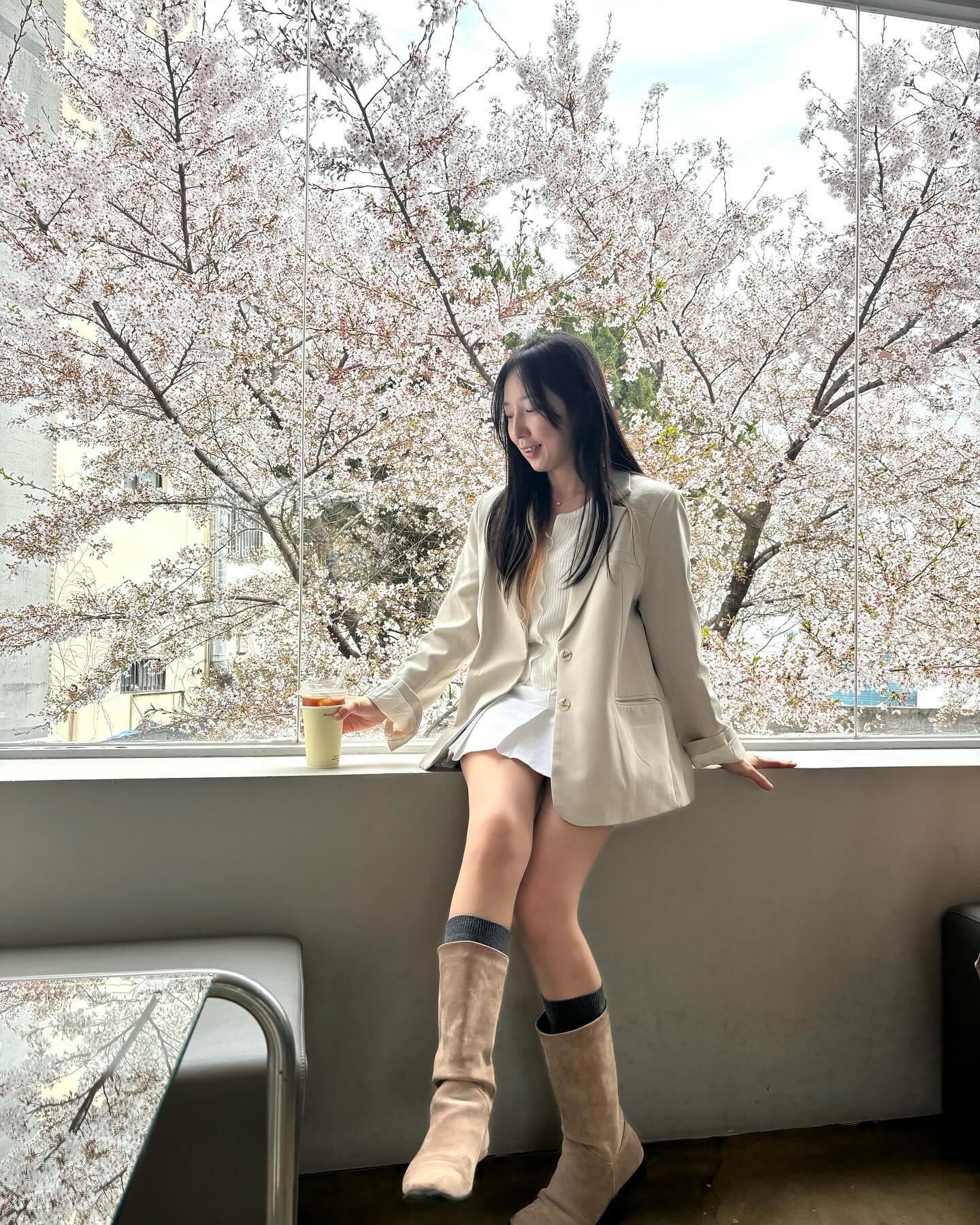 어제 다녀온 벚꽃 카페🌸
전날 비가 와서 벚꽃이 꽤 떨어졌지만 넘 예뻤어요!!
커피 가격 좋고! 직원분들 넘나 친절하셨어요.
평일 오전에는 사진 찍으시는분들 많이 없어서 사진 찍기 딱 좋았답니다.😉
창밖을 바라보며 힐링하고 왔네용!! 

사진 찍기 넘 좋아서 벚꽃시즌에 추천드려요~🩷

📍촬영일 : 2024년 4월 4일
📍대구 남구 대명로 314 아킨니
(영대병원역 2번 출구에서 135m)
📍10:00~22:00

#아킨니 #벚꽃카페 #대구벚꽃 #대구벚꽃카페 #대명동카페 #대구핫플 #대명동핫플 #대구카페 #카페 #카페투어 #ootd #일상 #데일리룩 #벚꽃룩 #봄코디
