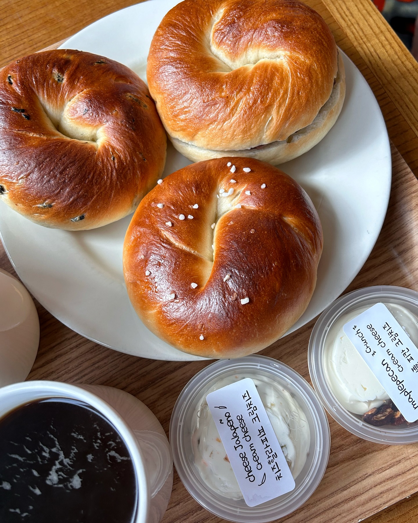 부산 베이글 맛집🥯
“올선데이”

베이글 종류도 다양하고,
크림치즈 종류도 다양해서 
골라먹기 넘 좋다😋

먹어보니 베이글이 부드러워서
나이가 좀 있으신 우리 큰아부지도
너무너무 잘드셨다‼️

주말엔 웨이팅 필수일듯🥹

할라피뇨 크림치즈 완전 내스타일☺️
다음에도 가서 꼭 먹어야지🙆‍♀️
#광안리 #광안리카페 #베이글맛집 #광안리빵집 #부산여행