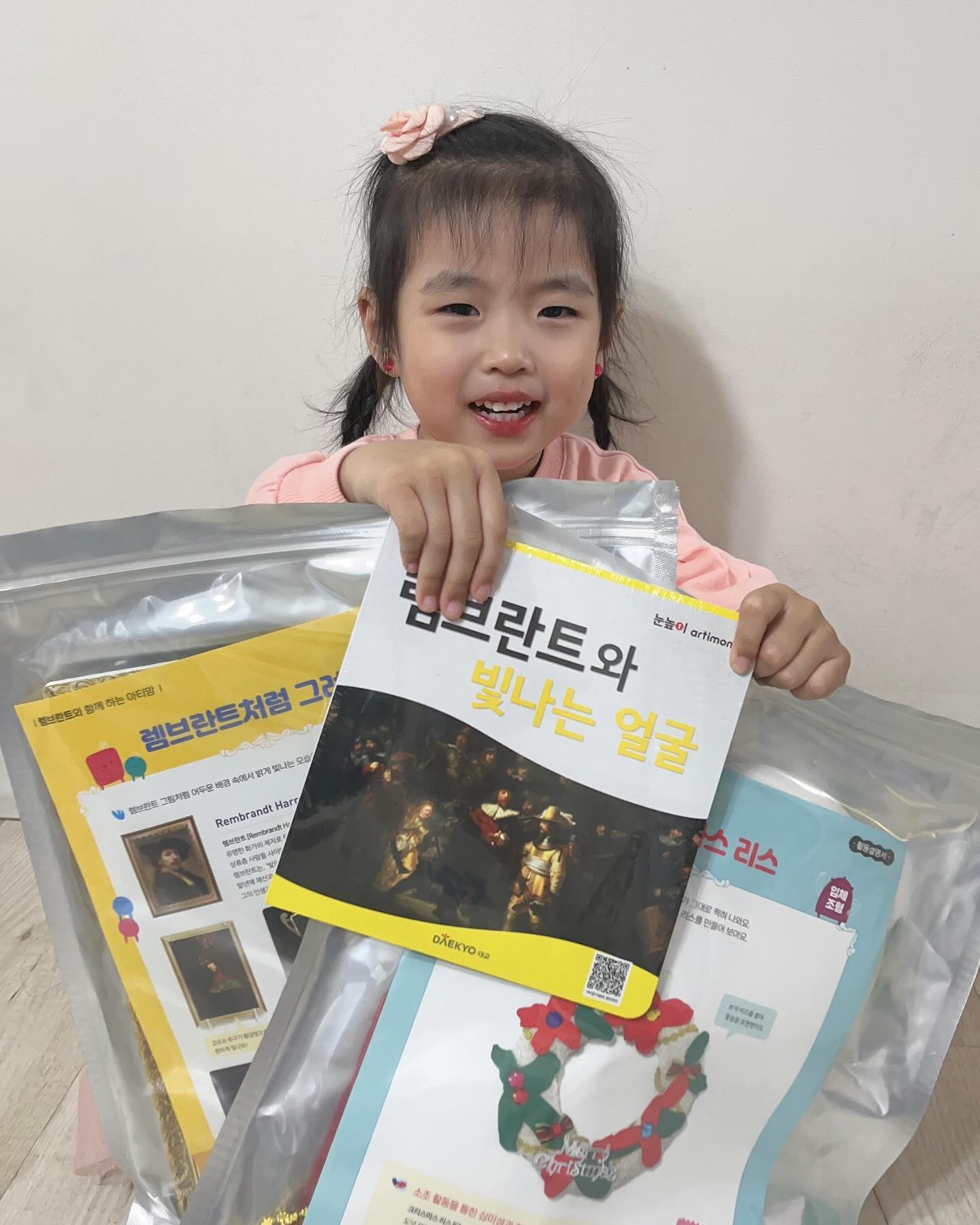 #협찬

서율이와 함께하는 엄마표 미술놀이🩷
미술놀이 해주려면 물감이며 붓이며 다 준비해줘야하는데 아티맘에서 한달에 한번 이렇게 두가지 활동의 미술 활동을(준비물같이 다 포함!!!!) 보내주셔서 너무 편하게 서율이랑 미술 활동을 했네요!!
명화북을 접할 기회가 적은데 이번에 독서활동도 해보고 그 후 연계되는 미술 활동이라 저는 너무 좋았어요

붓에 물감을 묻혀 콕콕 찍어보고 액자를 완성하고 곧 다가올 크리스마스를 기다리며 활동을 해보았어요❤️

앞으로도 기대되는 아티맘!!!! 서율아 열심히 해보쟈😍

Thanks to artimom_official 

.
.
.

#눈높이아티맘 #유아전시 #엄마표홈스쿨 #미술홈스쿨링 #미술놀이 #창의미술 #집콕놀이 #유아미술 #유아명화학습 #초등미술 #초등미술학원 #엄마표미술