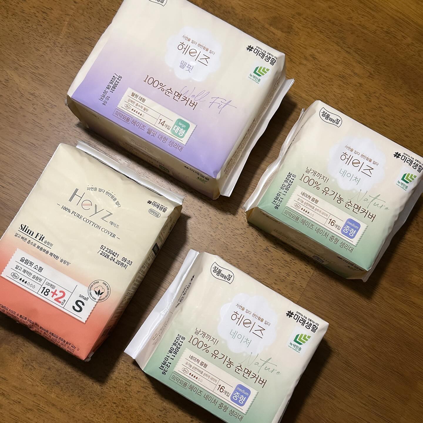#협찬
-
이래도 저래도 불편한 그 날!
최대한 나를 편안하게 만들어줄 아이템을
지속적으로 찾게 되잖아요.
-
그중 가장 중요한 아이템인 생리대!
피부가 민감한 편이라 보통 편하게
사용할 수 있는 생리대 찾는 게 일이었는데,

정말 보드랍고 편안한 생리대를 만나게 되었어요!

날개까지 100% 유기농 순면으로
더욱 순하게 만든 헤이즈의 네이처 라인
생리대 정말.. 보드랍고 편안하더라구요!
-
헤이즈 생리대는
얇고 빠른 흡수를 도와주는 슬림핏 라인,
양이 많은 날에도 안심이 되는 웰 핏 라인,
유기농 순면으로 더욱 순하게 만든 네이처 라인
총 3가지로 만나볼 수 있어요.
-
세 가지 생리대 모두 100% 순면 커버로
편안한 착용감을 느낄 수 있고
거기에 정말 슬림한 두께감에
편안한 착용감을 느낄 수 있었답니다!
.
.
.
.
.
#신예은생리대 #헤이즈 #네이처 #유기농생리대 #통기성백시트 #샘방지생리대 #자연주의생리대 #순면흡수체 #편안한생리대 #저자극생리대