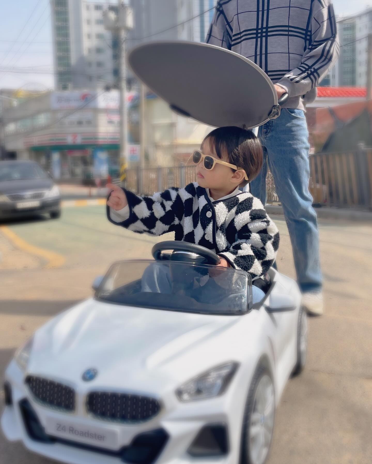 #오니의일상
#20240317
⠀
⠀
⠀
날이 따수워져서 오랜만에 빠방 꺼내서
동네 마실❤️
⠀
매일 집에서만 깔짝깔짝 타다가 ㅋㅋ
나와서 타니까 너무 신나는지
바람이 많이 부는데도 그저 좋아서
콧노래를 부르더라구요🤭
⠀
⠀
봄가을 청바지를 오래만에 입혔더니
고새 짧아진거 있쬬 !!
키 쟀을 때 별로 안 큰 것 같아서 초큼 걱정했는데
그 키가 다리로 다 갔나봐유 ㅎㅎㅎ
그렇다면 만족쓰😀
빠방도 이젠 오니한테 많이 작아졌더라구요
언제 이렇게 많이 컸누🥹

⠀
⠀
동네 과학관 뒷마당에서 뛰어놀고
마무리로 분식까지 뇸뇸
⠀
⠀
특별히 어디 가지 않아도
날이 따뜻해지니 동네 산책만으로도
너무 좋네요🥰
⠀
⠀
⠀
.