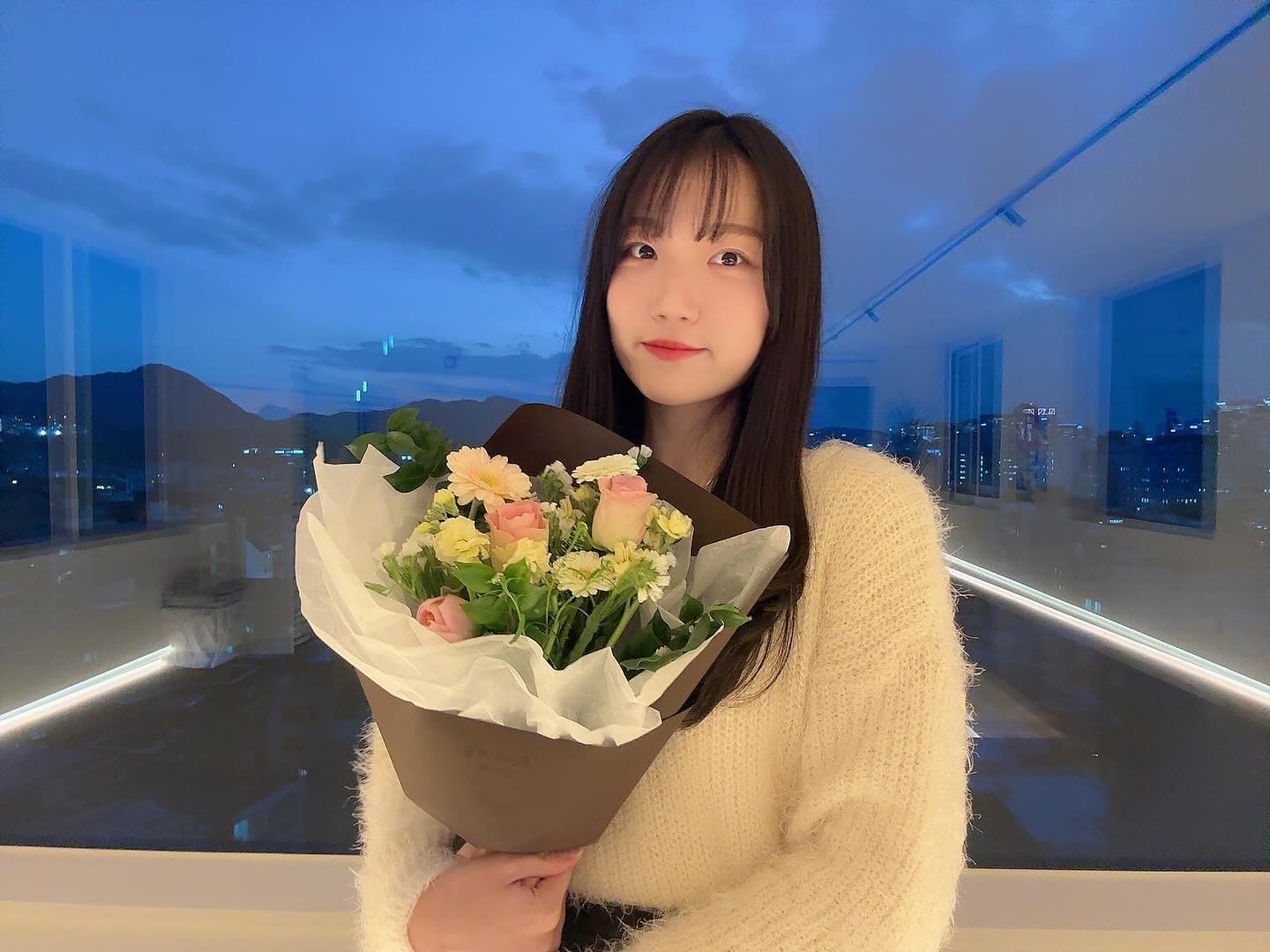 덕분에 여느 때보다 더 행복한 생일이었습니다
축하해주셔서 감사합니다🩶
.
.
.
.
.
#생일 #꽃다발 #선물 #24살 #꽃 #혜화 #혜화카페 #생일파티 #좋아요 #사진 #감성사진 #인물사진