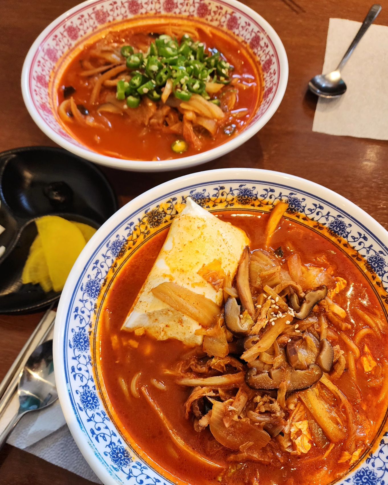 완뽕🍜 대구 본점
고추짬뽕이랑 순두부 짬뽕 완뽕 완료!!
늠넘넘넘넘넘넘넘나 맛있게 잘 먹었습니다🧡
감칠맛 충만한 국물이 끝내주고 면발도 미텼음
대구 짬뽕은 꼭꼭꼭 완뽕 방문- 격하게 추천
인생짬뽕이라 말하고 싶다!

#완뽕 #완뽕본점 #짬뽕맛집 #대구맛집
지역맛집은 ‼️NO협찬‼️내돈내산 후기로 올립니다
.
.
.
.
.
#짬뽕 #중식 #점심 #맛집스타그램 #술안주 #대구서구맛집 #대구서구 #대구여행 #대구짬뽕맛집 #맛집 #술 #소주 #안주 #해장 #맛집탐방 #야식 #맛도리 #먹스타그램 #맛스타그램 #오늘뭐먹지 #저녁 #술스타그램 #먹팔맞팔 #먹팔 #먹팔해요 #먹스타맞팔
