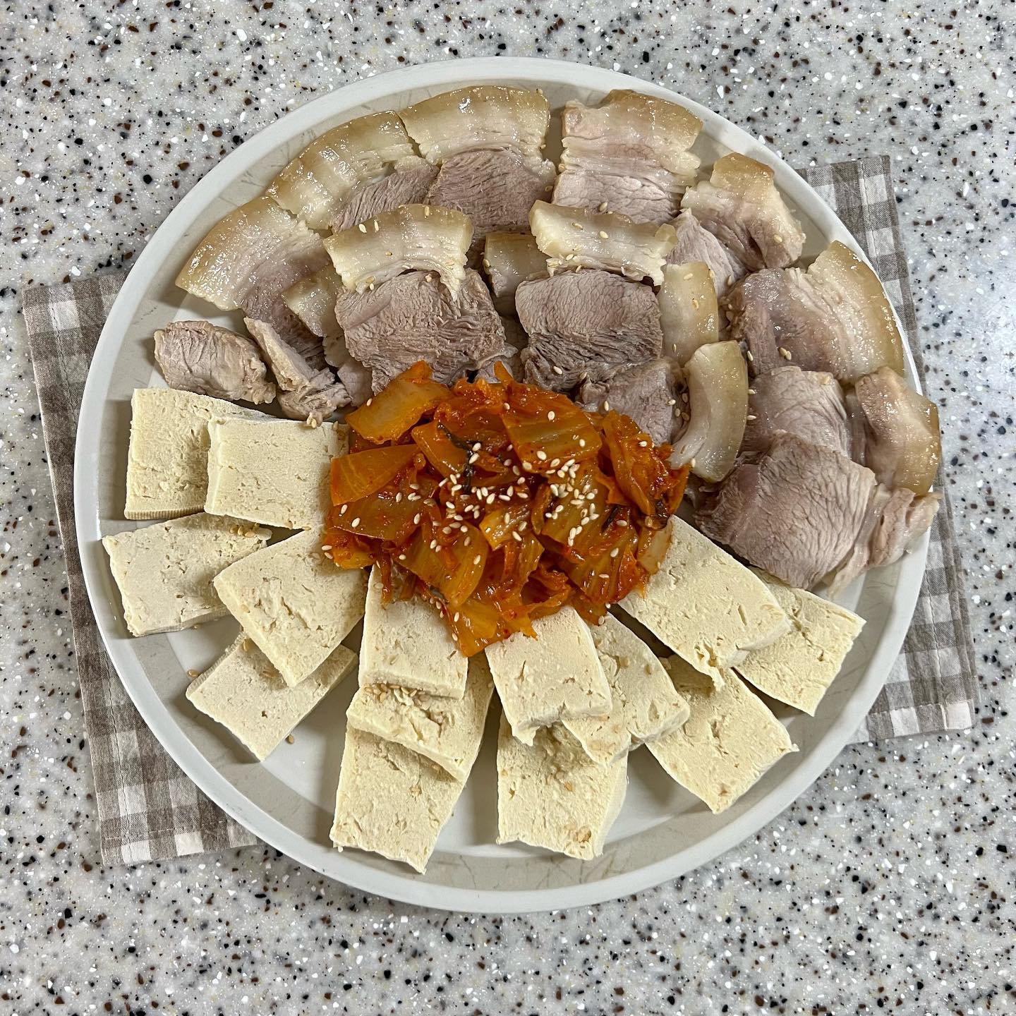 오늘은 두부 김치 ♥️👩🏻‍🍳
요만한 조합이 없지요! 
고기 킬러인 울 남편님🤍
매번 맛있게 먹어줘서 고마워🙇🏻‍♀️

📌보쌈 두부김치 레시피
☑️앞다리살 먼저 월계수잎 통후추 마늘 된장 간장 조금 넣고 끓여준다 1-2시간 기준으로 푹 삶아준다
☑️신김치 송송 썰어서 준비해주고
☑️두부는 뜨거운 물에 살짝 데쳐주고 
☑️신김치는 설탕 매실액 참기름 넣고 달달 볶아주면 완성🫶🏻