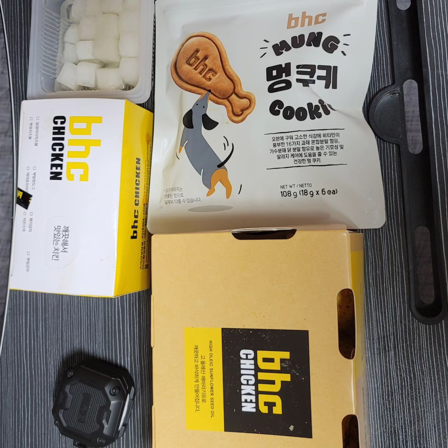 bhc에서 멍쿠키가 있어서 주문해 봤어요.
저만 맛있는 치킨 먹으려니 솜이한테 미안했는데
멍쿠키 덕분에 덜 미안하네요.
솜이가 넘 맛있게 잘 먹었답니다.
#멍쿠키 #bhc #강아지간식 #애견스타그램 #dogstagram