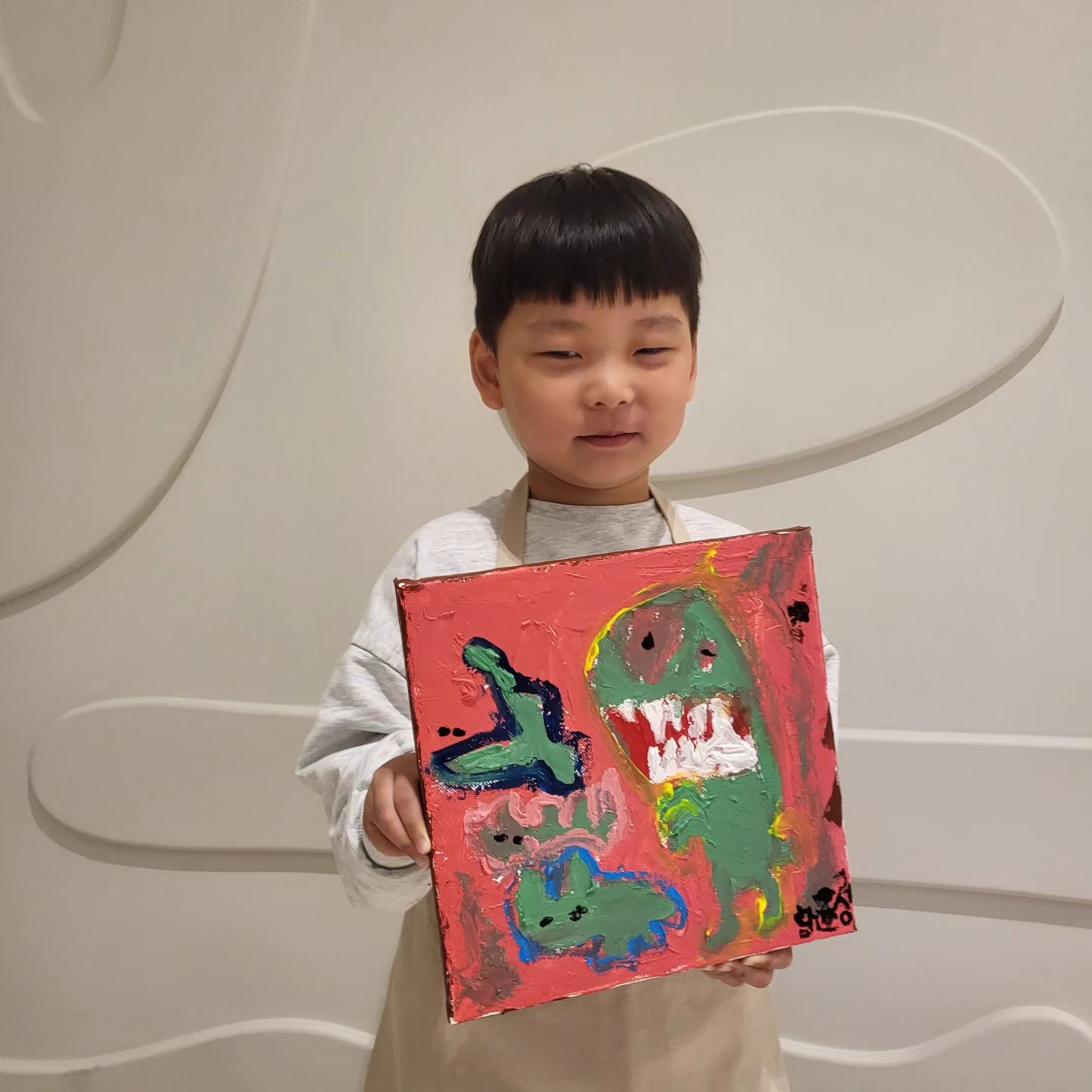 윤성이의 1846일
.
.
.
윤성이한테 새로 사준 장회가 너무커서..
윤후가 물려받은 장화가 너무커서..
할머니 찬스로 장화사러 엔씨에 갔다
6층 도착하고 그림공방을 지나가는데
갑자기 윤성이가 그림 그리고 싶다고
배워보고 싶다고해서 비쌋지만 큰맘먹고 결제해주니
들어가서 50분동안 혼자 사부작사부작
선생님 도움 받아가며 좋아하는 공룡을 아주 멋지게 표현했다

이렇게 작품을 완성해가면서
윤성이의 성취감은 쑥쑥 커졌다

작품 만드는 사이 제법 진지한 윤성이 모습에
많이 컷구나 하는 생각과 대견하다는 생각이 가득찻다

#남_윤성 #유누는쫌만더커서가자
#아동미술 #캔버스그림 # 6세미술작품 #6살