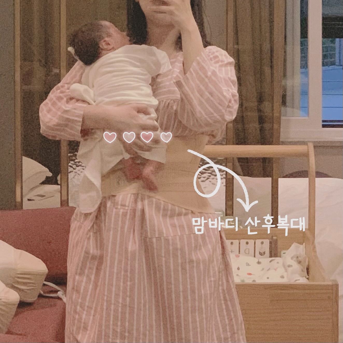 #협찬 #맘바디

출산 후 넓어진 복직근을 잡아주는
맘바디 복직개 산후 복대에요 +_+

제왕절개 후 복직근이개를 닫는 것이
더 어렵다고 해서 착용해 봤는데요 !

윗 복직근은 거의 닫혔는데 하복부
복직근은 아직 열려 있어서 맘바디
복직개 산후 복대로 조여줬답니다

3mm의 아주 얇은 소재의 통풍
메쉬 스킨으로 신축성과 탄력성이
좋은 건 물론 시원해서 답답함이
덜해 마음에 쏙- 들더라구요 :)

넓은 광폭 밴드라 허리를 넓게 잘
잡아줘서 안정감이 있고 이중 밴드가
복부 복직근을 꽉 잡아줘서 확실히
복직근이 점점 닫히는 느낌이에요

충격과 흡수 및 방수성도 뛰어나고
구김에 강해서 모양을 잘 잡아주니
내구성까지 좋은 건 덤이었다는 거 ~

출산 직후 복직근 관리와 제왕절개 후
산후 복대는 맘바디 찐- 추천드려요

#산후복대 #복직근이개복대 #제왕절개산후복대 #제왕절개복대 #출산후뱃살 #출산후배크기 #산후관리 #국민산후복대 #출산후복대 #출산준비물리스트 #출산후복직근 #제왕절개후뱃살 #산후복대추천 #제왕절개후복대 #제왕절개복대언제까지 #제왕절개붓기 #제왕절개회복중 #제왕절개후기 #복직개산후복대
