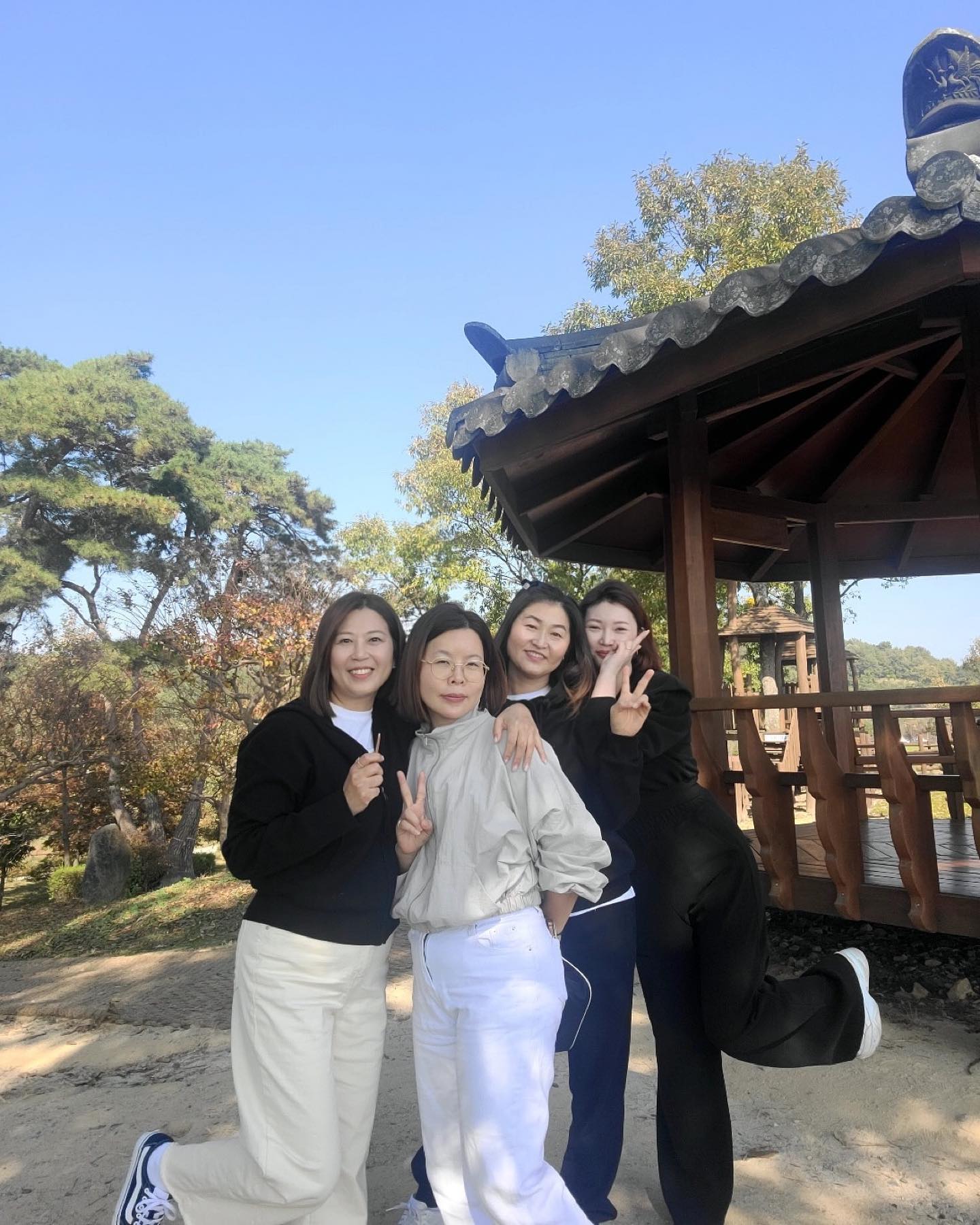 즐거웠던 만남☺️
오랫만에 만나도 어색하지않은 언니들 나의 힐링이 되어주는 언니들ㅎ
이번엔 다 못뭉쳤지만 담엔 다같이 단풍놀이가요~~~ㅎ