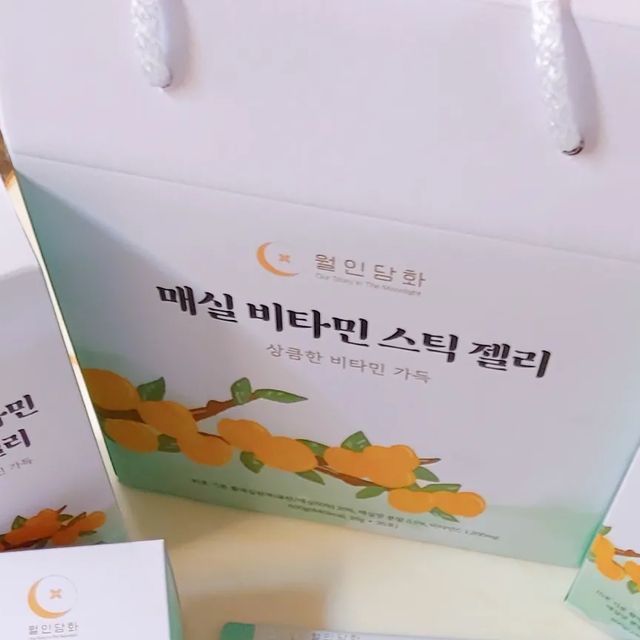 이지언 on Instagram: "#광고 월인담화 매실 비타민 스틱 젤리 . . 요즘 크고작은 일로 피곤하고 소화불량 때문에 간식이나 주전부리도 줄여보려 애쓰는데 왜 이럴땐 입이 더 심심한거에요?😂