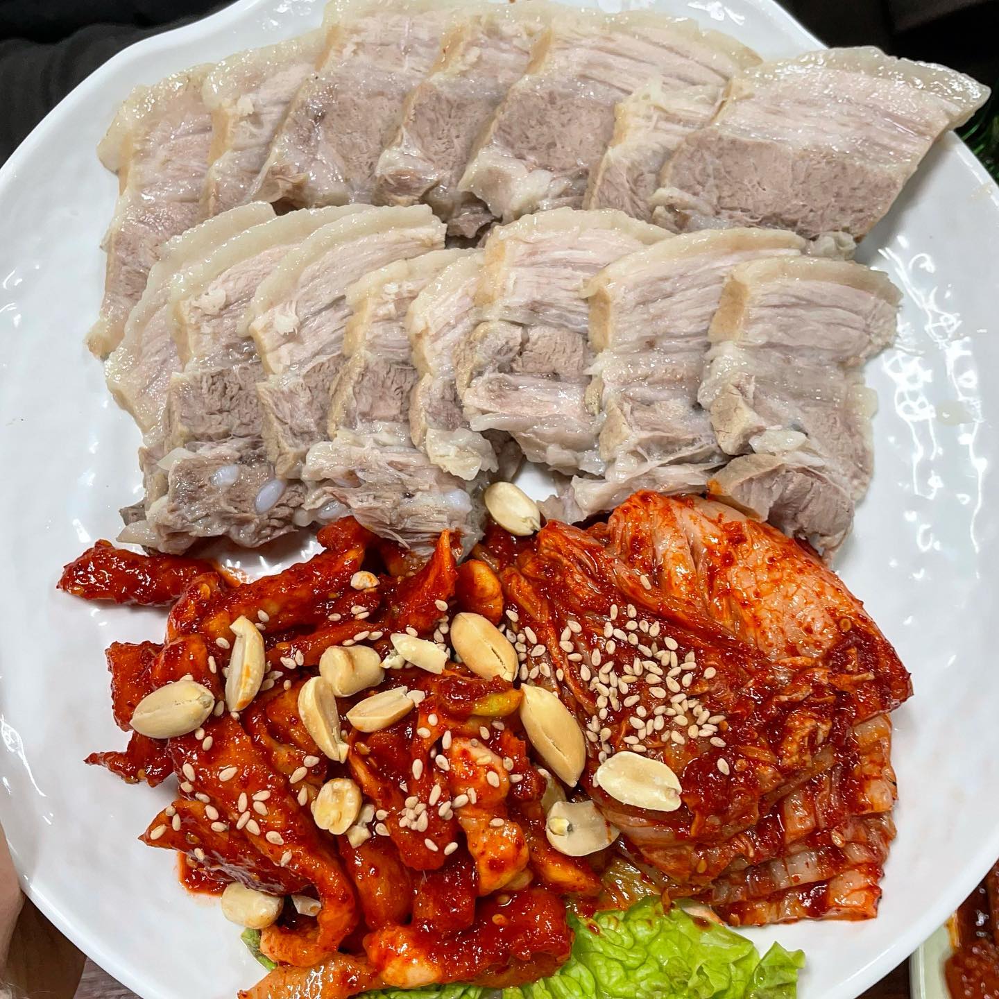 #푸즐_종로 [종로3가 장군굴보쌈]
📍종로구 수표로20길 22 
📍11:30-23:00

보쌈하나 시켰는데 이렇게 푸짐할 수 있는건지..?! 혜자보쌈집! #장군굴보쌈

굴보쌈 소 하나 시켰는데 감자탕과 오징어볶음을 기본찬으로 내어주셨어요🤤
서비스라고 대충 담기지도 않았고 뼈에 붙은 살도 두-둑!

메인메뉴인 굴보쌈은 더더미쳤습니다 *^* 
알배추 위에 야들야들하게 잘 삶아진 수육이랑 보쌈김치 얹고
굴까지 얹어서 한입먹어주면 ㅁㅊㄸㅁㅊㅇ

술이랑 먹어도 정말 술-술 넘어갈 메뉴들!
양이 푸짐해서 모임이나 회식장소로도 좋을 것 같아요 👍

다만 테이블 간격이 넓지는 않아서 앞뒤양옆으로 대화소리가 넘어오는 것은 감안하셔야 할 듯 합니다!

오징어볶음은 한입 맛보면 바-로 공기밥을 찾게될테니 함께 주문하시길 추천합니다 ღ

30년이 넘게 종로3가 보쌈골목 자리를 지켜온 곳의 저명을 지대로 느끼고 왔습니다 ’◡‘✿ 

◽️굴보쌈(소) 2.9
◽️스페셜모듬 5.5