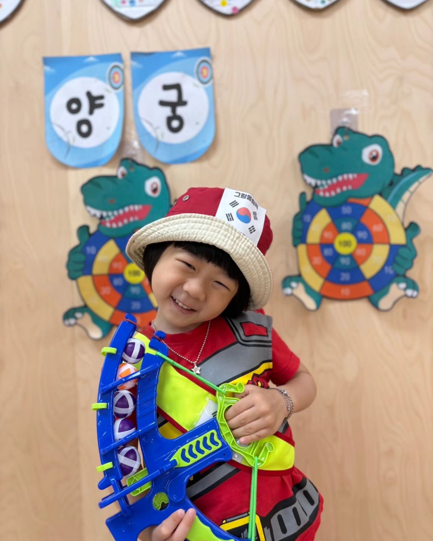 어린이집 올림픽 양궁 금메달리스트 🏅 슈니 💛

키즈노트 사진에 그저 엄마는 빵터진다!
어쩜 이리 의상부터 소품 표정까지 찰떡 😆

엄마는 네 편이야! 항상 응원할게 👍
사랑해!

#양궁 #금메달리스트 #메달리스트 #올림픽 #어린이올림픽 #금메달 #키즈노트 #선생님감사합니다
#파리올림픽 #olimpic #귀염둥이
#귀여운아기 #goldmedal