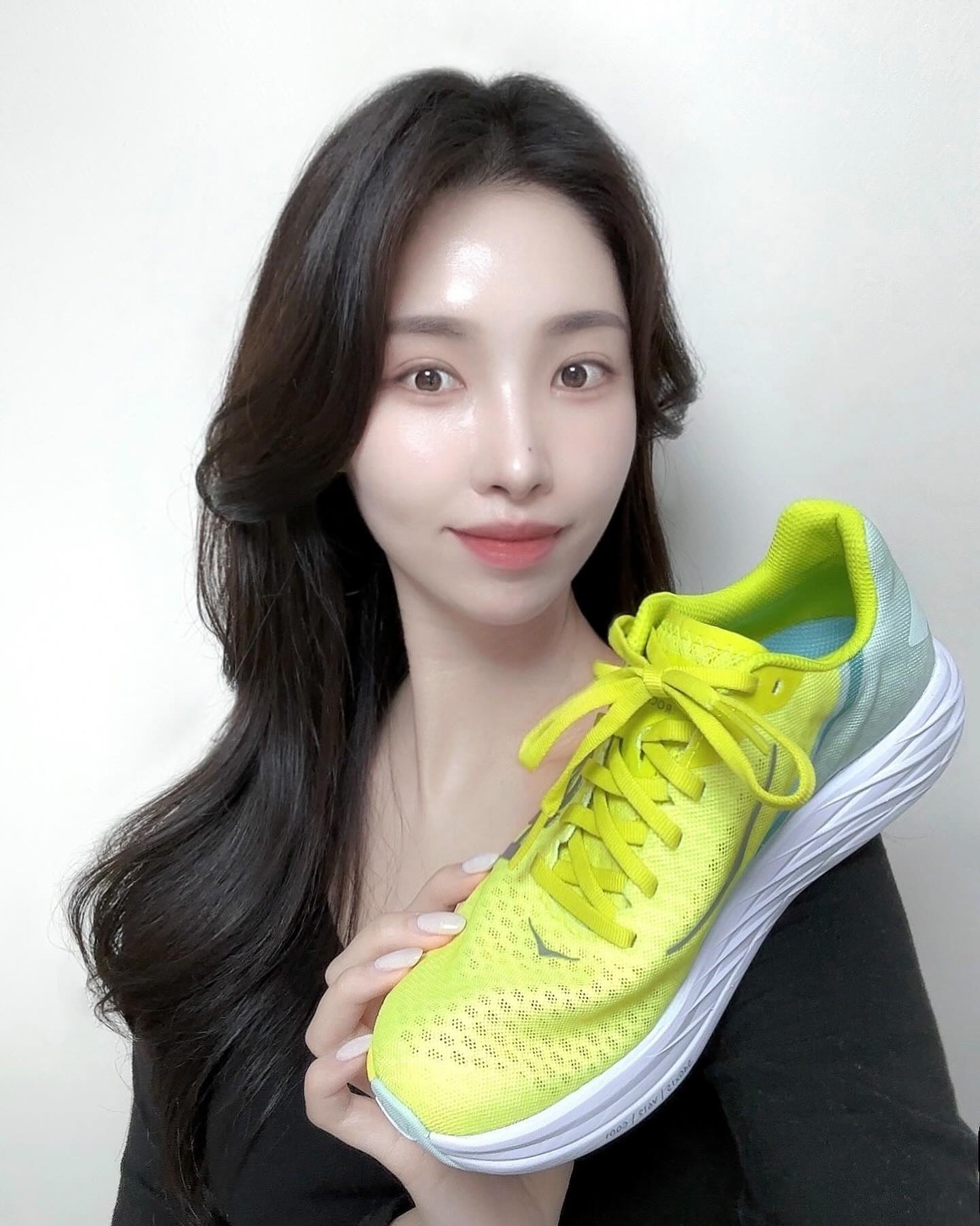 남을 이기는 건 남는 게 없지만, 나를 이기는 건 남는 게 많다
제가 살면서 가장 많이 느낀 신념(?)이에요🙂

홀로 뛰면서 많은 걸 느끼고 얻었기에 더 의미있는 이번 10K
런린이가 어느새 두번째 마라톤을 나왔네요..♡

잘 뛰고 오겠습니다!!!🏃🏻‍♀️💨
화이팅!!!!✨

(제 첫 카본러닝화 이쁜 거 자랑하고 싶었어요, 라임이와 함께 한 마지막연습을 끝내고..📸)
