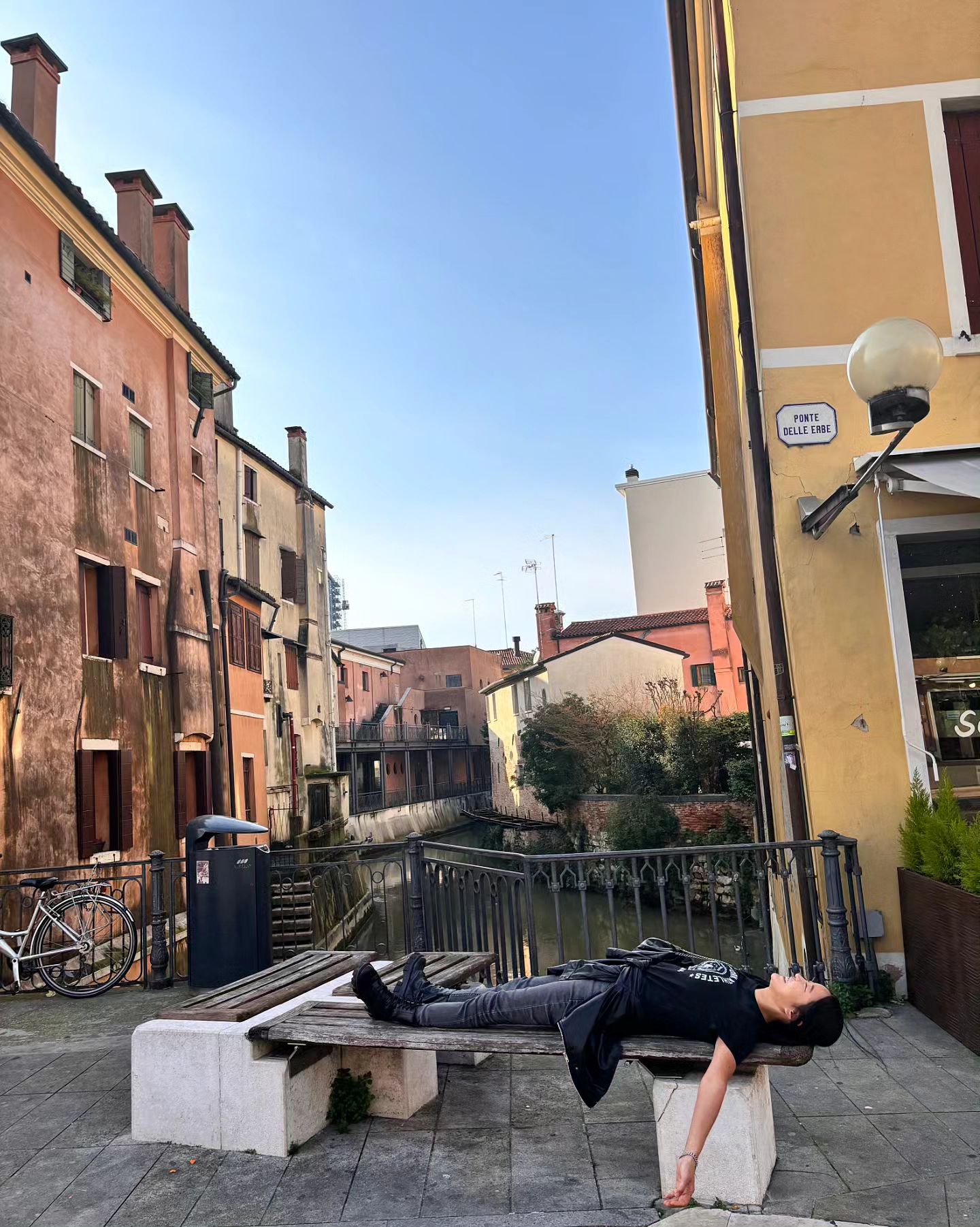 🇮🇹 daily life in venice
집 앞 광장가서 냅다 드러도 누워보고
입에 잘맞는 커피도 찾았고
스트레스 받으면 급 쇼핑하러 다녀오고
뱅크시 전시회도 다녀오고
식당에서 혼자 밥 먹을 때는
현지인처럼 스프릿츠 꼭 마셔주기!
아무것도 하기 싫은 날은 그냥 침대에서 뒹굴거리기

#일상기록중 #첸트로 #뱅크시 #이탈리아🇮🇹 #veniceitaly #dailylifeinvenice