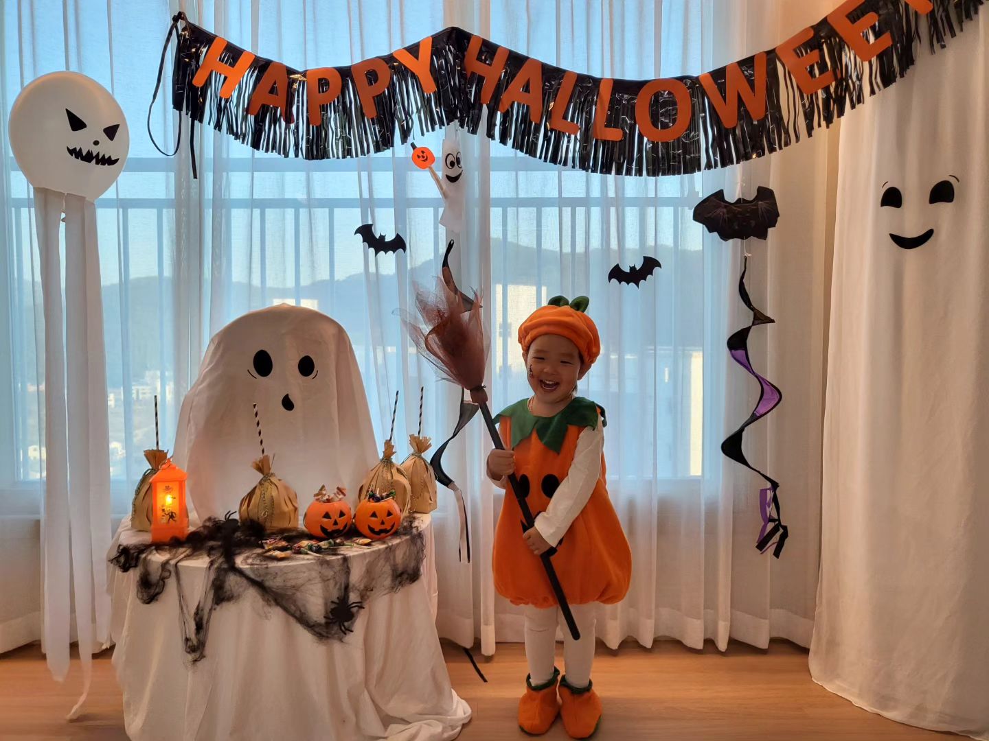 👻 𝕋𝕣𝕚𝕔𝕜 𝕠𝕣 𝕋𝕣𝕖𝕒𝕥 👻
우리애깅이 작년부터 노래부르던 
호박 드디어 입었넹 𐌅𐌅𐌅𐌅𐌅
표정 장인 율박이 ,, 🫶🏻
벌써부터 다음 코스튬 정하고 그러던데
율아 엄마 아직 마음의 준비 좀 ,, 364일 고민 좀 해볼게
⠀
#근데왜홍시같고감같을까