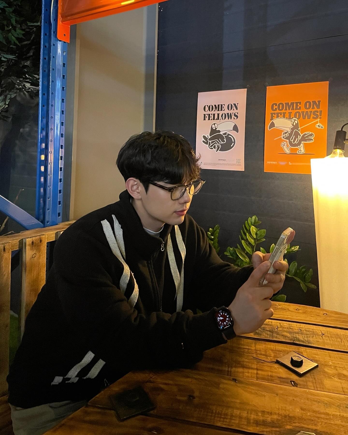 #협찬 tetsuoeyewear_official tetsuoeyewear_kr 

'tetsuo.22'

한국에서 기획하고 토니세임의 기술력으로 완성된 테츠오 안경입니다!-!🔥🔥

가벼운건 물론이고 세련된 디자인이 완전 고급진 아이템이닷✨✨

#테츠오 #테츠오아이웨어 #tetuso #테츠오옵티컬 #테츠오아이웨어선글라스 #테츠오안경 #안경추천 #안경코디 #아이웨어 #eyewear #남자코디 #코디추천