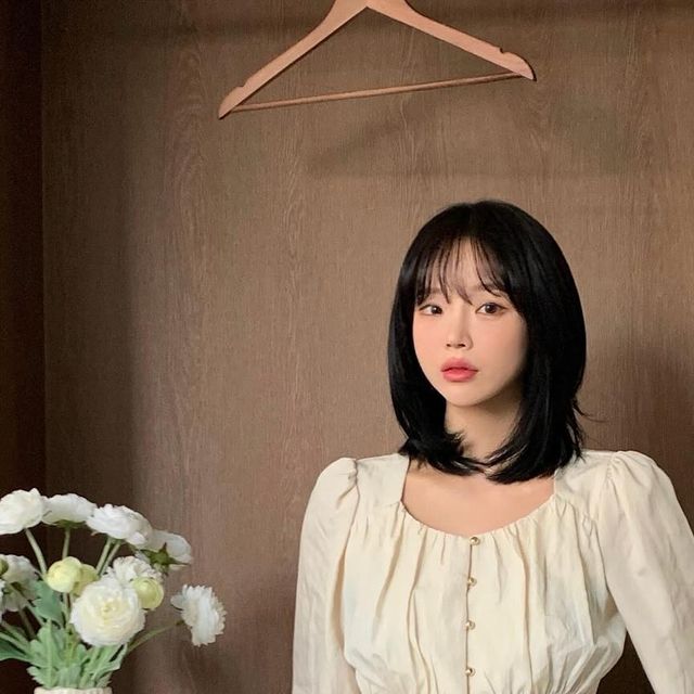  슈 니 on Instagram: "#광고 
Shirring puff goldish blouse
하트넥 디테일과 밑단 볼륨감으로  로맨틱한 무드를 연출 해주는 블라우스에요. 봄이 연상되는 뽀얀 크림옐로우 컬러는 사랑스러운 느낌을 더욱 up!! 시켜준답니다💛🤍

#ADAUL#어다울#블라우스#셔링#셔링블라우스#러블리#데일리패션#여자봄코디#블라우스추천#여자블라우스"