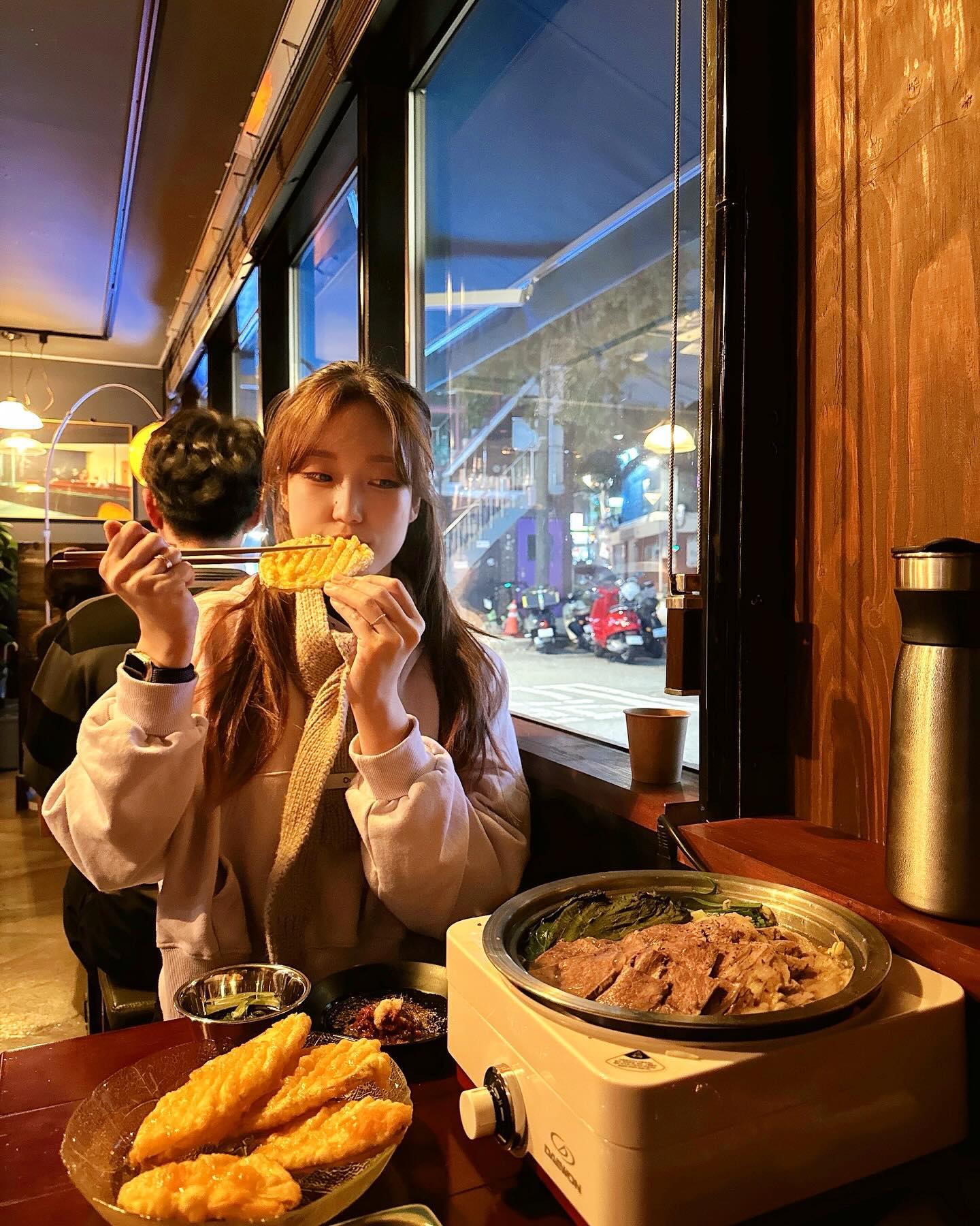 #세모식당

🫨menu🫨
전골_32000
꿀고구마_6000
명란 누룽지 곰탕_12000

🍶우리 전통주가 있는 소고기 전골맛집
부드러운 고기에 깻잎이랑
한쌈 하면 절로 고개 끄덕끄덕..

😝명란 누룽지 곰탕 진짜 느므 맛있었어요
숟가락이 안멈춰~~~

🤩모든 메뉴가 다 맛있었던
#세모식당
담에 다른 메뉴듀 먹어보고 싶네영

😔몸이 안좋아 한잔 못해서
넘 아쉬워써 ㅜㅜ
.
.
.
.
.
#상수맛집 #상수술집 
#상수역맛집 #상수동맛집 
#상수술집추천 #세모식당
#상수핫플 #녜지맛집 #녜지홍대