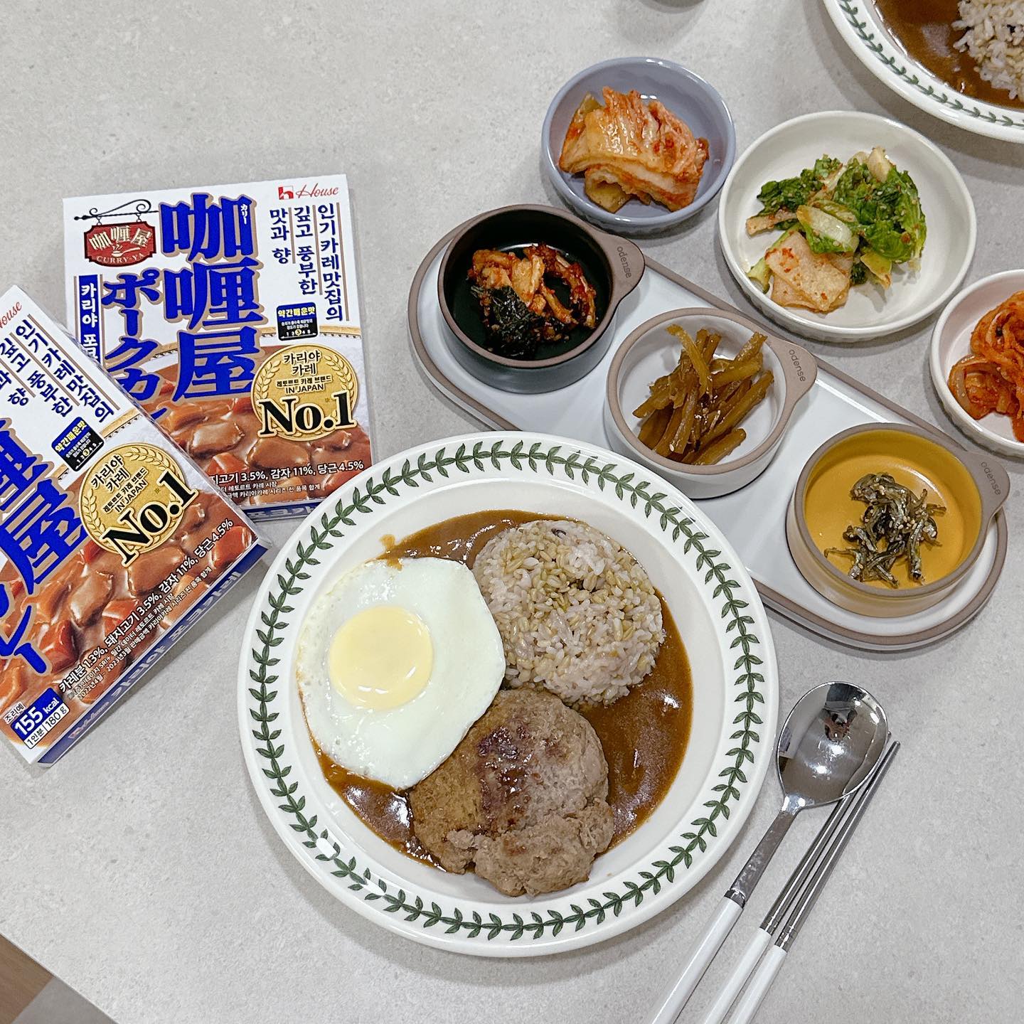 #광고 #카리야카레

하우스의 독보적 카레 제조 기술로 카레 맛집의 깊고 풍부한 맛과 향을 그대로 담은 레토르트 카레 일본 판매 1위 브랜드 #카리야포크카레

일본여행가면 카레는 꼭 먹는 편인데 카레에 진심인 일본사람들에게 오랫동안 사랑받아온 #카리야 라서 내심 더욱 더 기대되었더랬지 ㅎㅎㅎ

친정갔다가 언니가 손수 만든 함박스테이크 얻어와서 굽고 카리야카레 데워 담아 냈더니 우리집이 바로 #카레맛집

건더기가 큼지막하고 약간 매운맛이라 더 맛있넹😋

저녁 뭐먹을까 고민되는 날엔 카리야 포크카레에 반숙 후라이 하나 얹으면 저녁메뉴 고민 타파!!!
 
인기 카레 맛집의 깊고 풍부한 맛과 향을 담아낸 #하우스카레 는 매일 먹어도 질리지 않아🤍
.
.
.
#농심 #농심카리야카레 #농심카리야포크카레 #하우스카리야카레 #하우스카리야포크카레 #셀러뷰