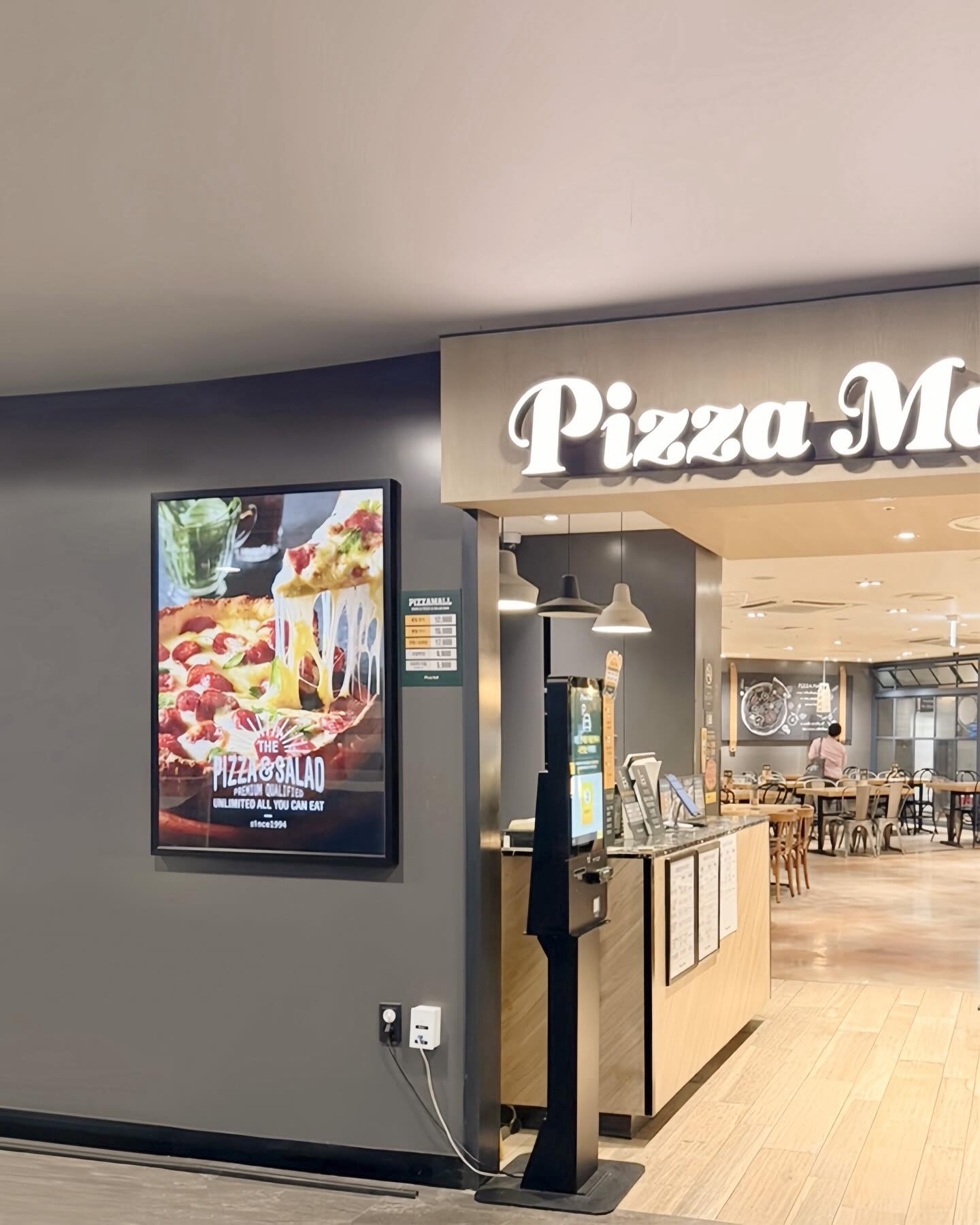 #협찬 pizzamall.official 

전주 NC웨이브에 위치한 피자몰에 다녀왔어요.ᐟ 
비가 잔뜩 오는 요즘 어디 길 걸어다니긴 힘들구 유모차 끌구
요거조거 구경도 하고 피자도 잔뜩 먹을 수 있어 좋더라구요(๑’ᗢ’๑)ฅ

종류별로 맛있는 피자도 먹을 수 있고 샐러드와 파스타, 떡볶이 등
다른 곁들임 메뉴들이 있어 질리지 않고 먹을 수 있었어요.ᐟ 
버팔로핫치킨피자와 시카고미트힛더그 피자.ᐟ 
팟타이와 파인애플 볶음밥이 제 원픽이었는데요〰 
디저트까지 정말 야무지게 챙겨 먹고 왔다구요.ᐟ.ᐟ ƪ(˘˛˘)ʃ

평일 낮인데도, 사람이 많아 피자 종류고 많고, 회전율도 좋아서 
따뜻한 피자를 맛있게 먹을 수 있었어요.ᐟ 
주말에 시간내서 아이들 데리고 한번 더 갈 예정이랍니다 ₍♡•͈ᴗ•͈♡₎

#전주객사맛집 #객리단길맛집 #전주객리단길맛집 #전주맛집 #피자몰신메뉴 #가족외식 #맘들모임장소 #외식추천 #육아일상