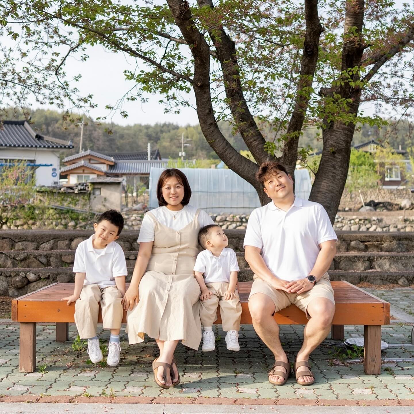 가족사진🧑‍🧑‍🧒‍🧒
너무 즐겁게 촬영했던 스냅촬영
매년 찍는 스냅사진인데 작년에 한번 못찍은거 같다
그래서 올해는 서둘러서 사진을 남겼고
항상 봄,여름에만 남겼기에 다음번에는 겨울로!

#가족스냅 #가족사진 #가족사진촬영 #가족시밀러룩 #강릉여행 #속초여행 #스냅더드라마 #강릉스냅 #속초스냅 #강릉가족사진