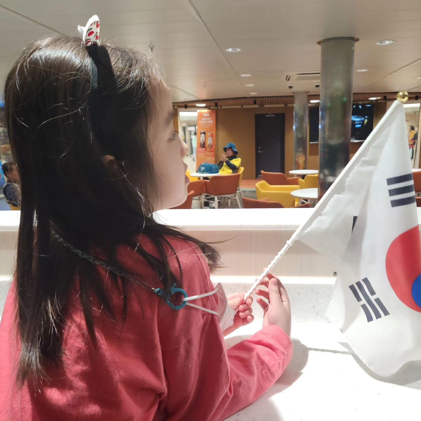 날씨 좋을거라고 하더니...
3일만에 급변하고 다행히 크루즈호
떠서 큰 파도 이기고 들어왔구만
태풍급 강풍은 무슨 말이니 ㅠㅠ
친구들 찾아 고향왔는데 이렇게 안도와주네
리조트에서 바람소리에 놀라 잠깼네
나가는 날은 꼭 배떠나야할텐데 걱정이구만;;

울릉도 와보신분들 맛집 추천 좀 해주세요
명소 탐방은 물건너갔고 맛있는거라도
현지 경험 하고프네요 ㅠㅠ
#울릉도여행 #울릉도 #독도는못감 #태풍 #강풍 #살려주셈