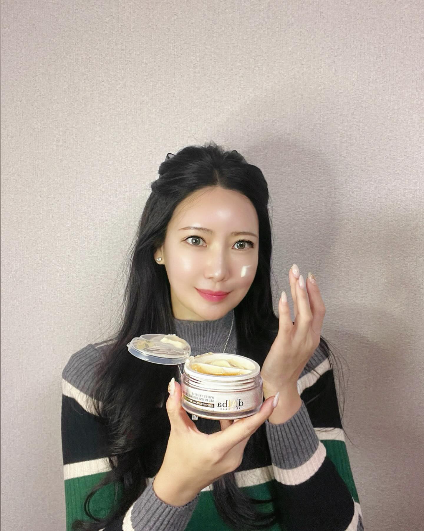 #협찬

건조해진 요즘 #달바 New 프리미엄 토탈케어
올인원 더블 크림으로 관리하고 있어요

달바 유명한건 다 아시쥬?! 

한통에 각각 인텐스크림과 아쿠아세럼이
따로 분리되어 있어 믹스해서 사용하면
보습/광채✨️ 저대로!!

보습광채 & 영양탄력 듀얼크림으로
두가지 크림을 한번에 섞어 
피부컨디션에 따라 비율 맞춤 커스터마이징
집중케어가 가능해요

특허받은 탄성 리포좀 기술 적용으로
나노 사이즈 크림이 피부 사이사이에 밀착 흡수되서 피부속까지 쫀쫀하게 해줘요~

요즘 최애 크림 데일리 크림으로 강추예요

dalba_piedmont

#달바올인원크림 #달바올인원더블크림 #달바더블크림 #달바반반크림 #달바크림 #비건크림 #효리크림 #4D크림