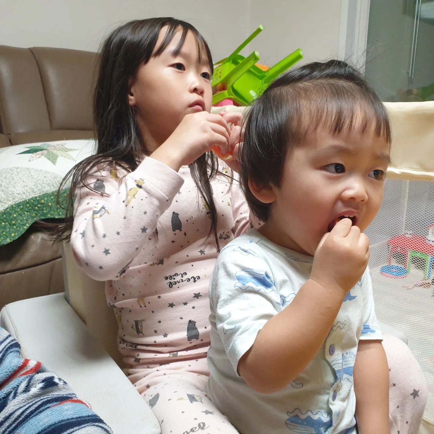 #협찬

귤하면 제주도잖아요!! 이제는 제주도에서 귤을 배송을 받아도 하루정도면 충분히 배송을 받을 수 있어서 귤은 택배로 주문을 해서 먹는 편인데요!! 제주에서 가장 맛있는 농산물만 판매를 하고 있는 제주슈퍼에서 가장 맛있는 제주 감귤을 판매를 하고 있더라고요!!

제주 상품을 믿고 구매를 할 수 있어서 좋은 제주슈퍼의 귤은 오전 9시까지 결제를 하면 당일 발송을 해주신답니다..

요즘 제주도의 귤들에 안좋은 후기들이 참 많았는데요.. 제주슈퍼에서 산지직송으로 배송을 해주는 제주 감귤은 강제 후숙 및 강제 착색을 하지 않고 자연 그대로 맛을 느낄 수 있으며 엄격한 품질관리를 통해 최상의 품질만 고집을 한답니다!! 

https://smartstore.naver.com/jejusuper/products/5849976731

#제주타이벡감귤 #타이벡감귤 #귤10KG #귤5KG #귤3KG #효돈감귤 #제주슈퍼 #제주감귤택배 #제주귤택배 #고당도제주감귤 #고당도제주귤