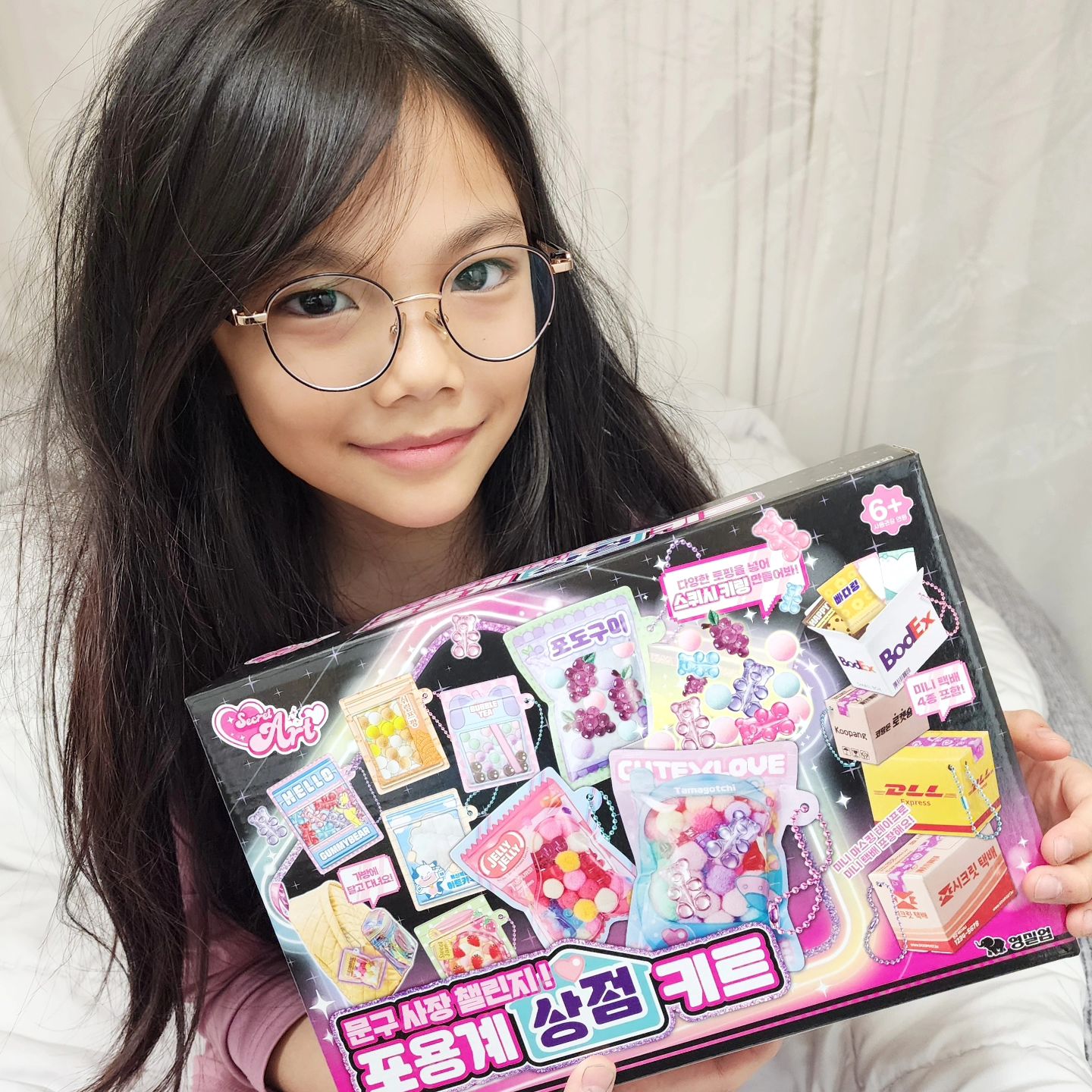 #협찬 youngtoys.official

워낙 조물거리구 만드는걸 좋아하는 아이라 밑그림 그리구
솜뭉치쓰면서 요런거 잘 안드는데 시크릿아트 포용계상점키트
안에 다양한 문구 포장용품들이 가득해 만드는재미가 솔솔~
자르고 접고 붙히고 끼우고 하면서 잼나게 만들어요
포용계 놀이를 하기 위한 재료를 하나하나 따로 살 필요 없이,
폼폼·참 등 데코 재료가 가득한 키트라 너무 편리하고 간편해요
유튜버처럼 미니택배 포장·언박싱 놀이를 쇼츠나 릴스로 찍으며
놀 수 있고,미니미니한 선물을 미니택배에 넣어 친구에게 선물할
수 있어요. 볼체인을 달아 스퀴시 키링, 미니택배 키링을 만들어
액세서리로 사용 가능하답니다

#시크릿아트 #포용계 #문구사장 #미니택배 #스퀴시 #포장용품놀이 #포용브이로그 #문구사장놀이 #영실업 #만들기놀이 #초등학생장난감