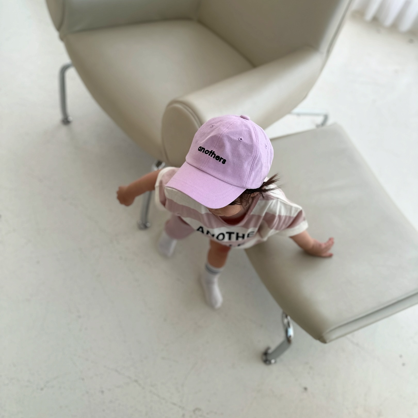 anothers__official #어나더스 

JION 22m 83cm 10.5kg
• summer shorts leggings
• round stripe T
• stripe socks

💗