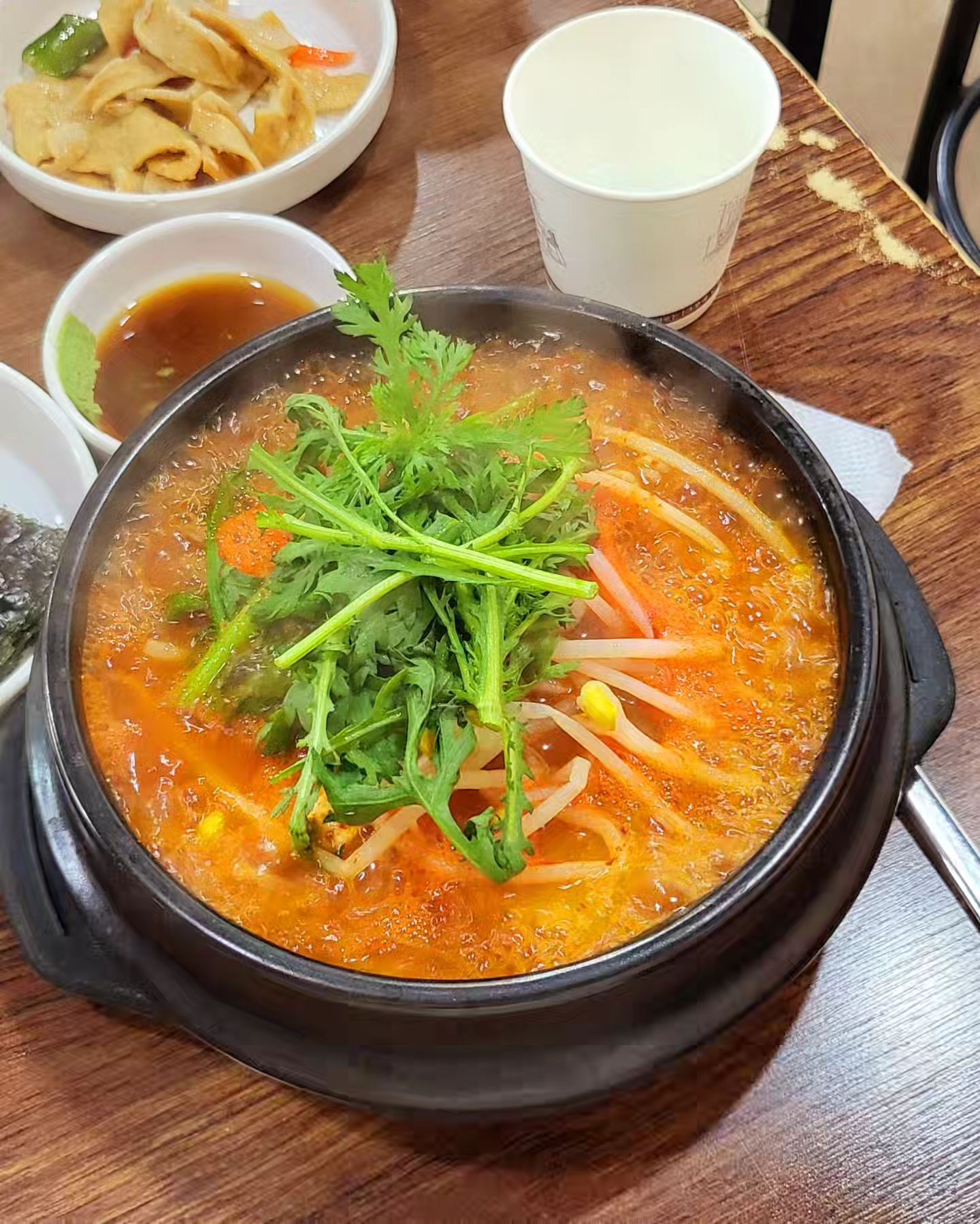 -
커피 마시러 나왔다가 어쩌다 보니 
해장을 해버렸다ㅋ
신랑은 김치찌개, 나는 알고니탕~
맛있드아~😍

#해장부부
#커피는?
#맛있넹
#내사랑알탕