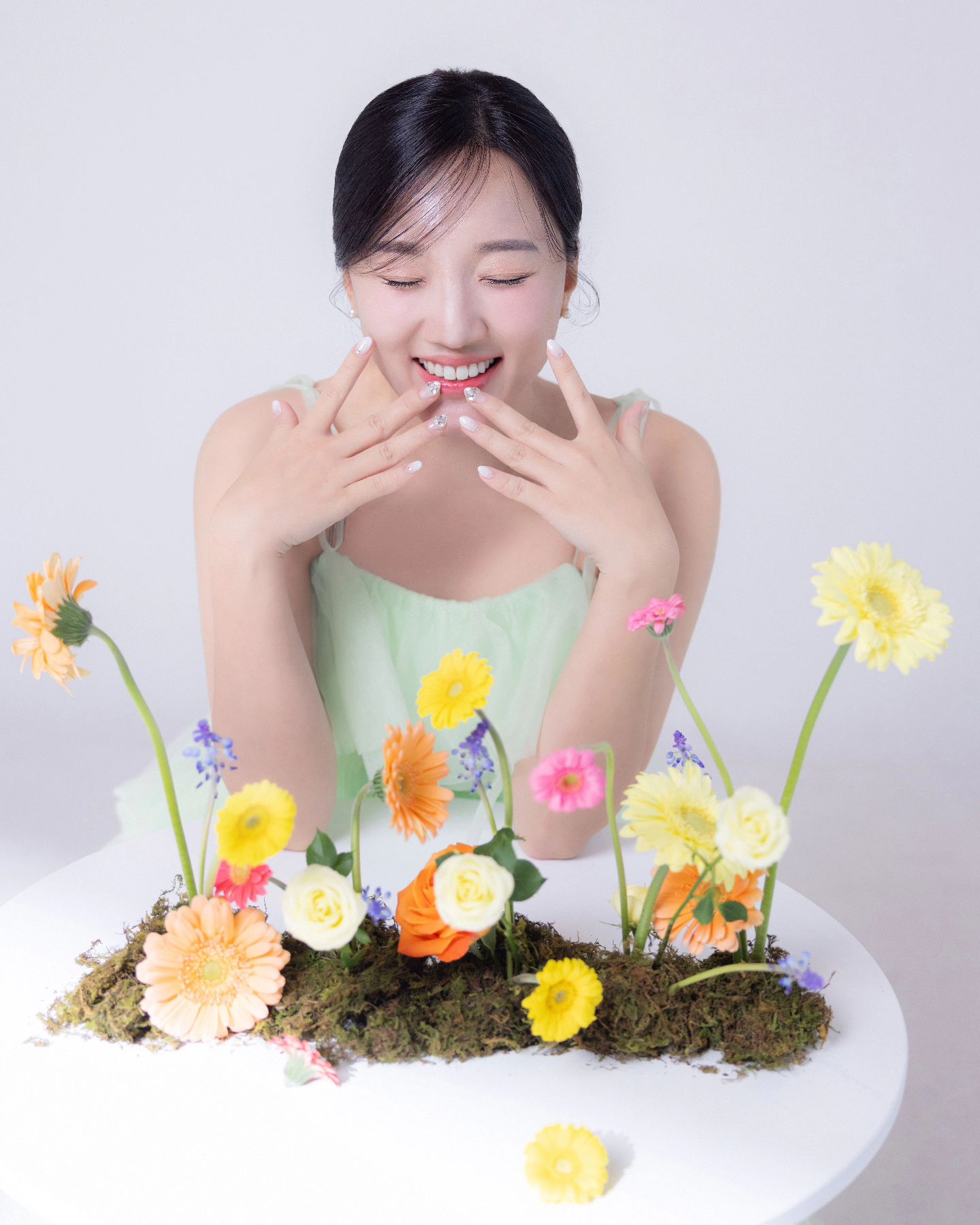 테이블 가득 생화로 장식
개인적으로 제일 좋아하는 컷

결혼은 direct.wedding 에서 

다이렉트 결혼준비 주소 https://cafe.naver.com/directwedding

√ 합리적인 비용
√ 비동행 플래너
√ 카페 가입 시 추천인 ＂꽃희야＂ 적고 현금처럼 사용 가능한 포인트 5만원 받아가세요! 최초 가입시에만 추천인 포인트를 받을 수 있으니 참고해주세요:)

받은 포인트는 추후 스드메 결제시에 현금처럼 쓸 수 있어요‼️

#유노스튜디오 #메이무드플라워 #플디 #플라워디렉팅 #다이렉트결혼준비