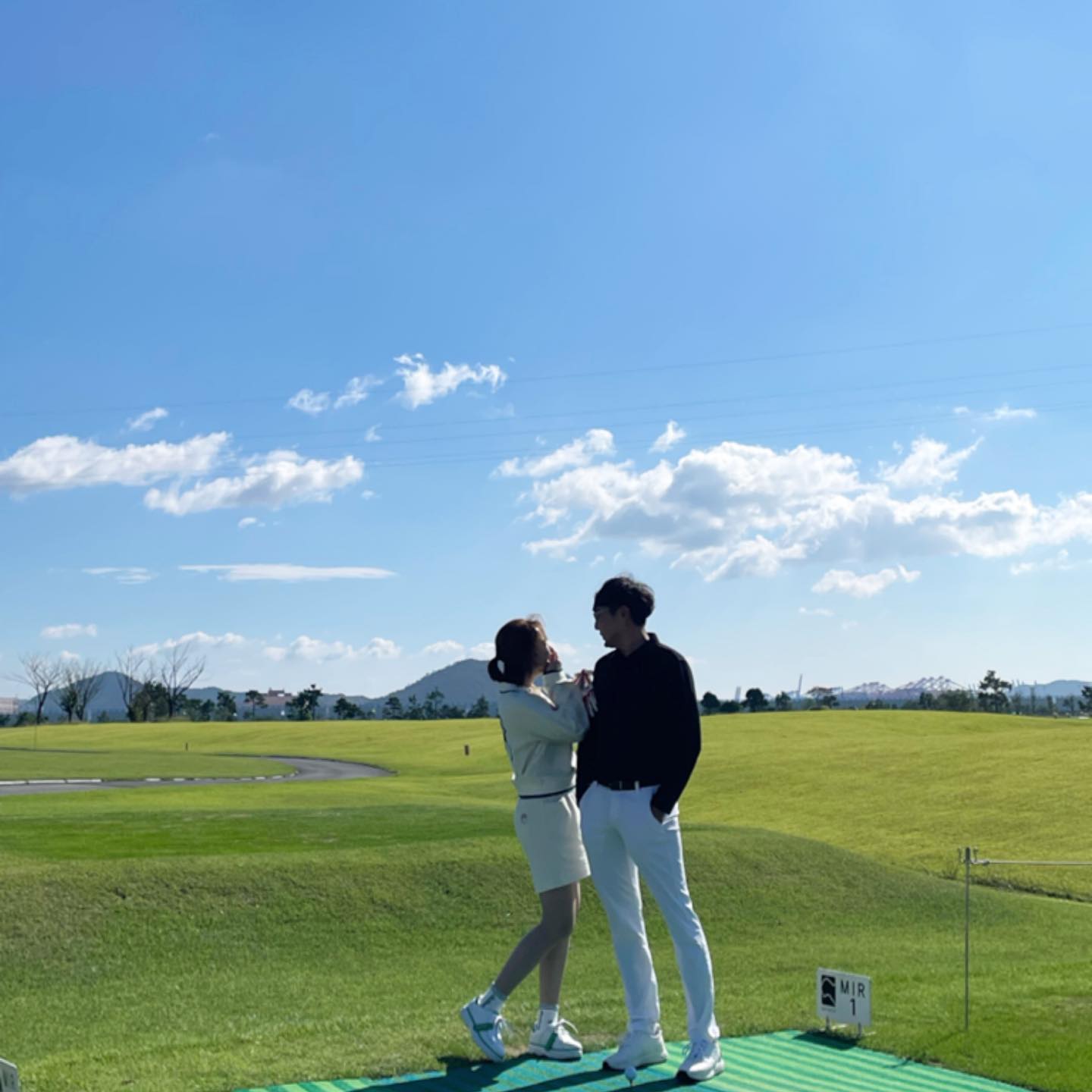 첫 라운딩 ⛳️

첫 라운딩은 꼭 책임져주겠다던 약속 지킨 우리오빠 🙆🏻‍♀️💕

라운딩 내내 나 신경써준다고 고생 고생 😭❤️
덕분에 꽤 괜찮은 점수로 마무리 🙆🏻‍♀️

호랑이 선생님 감삼니댜 🐯 ! 호랑🫡

#골프스타그램 #첫라운딩 #럽스타그램 #아라미르cc