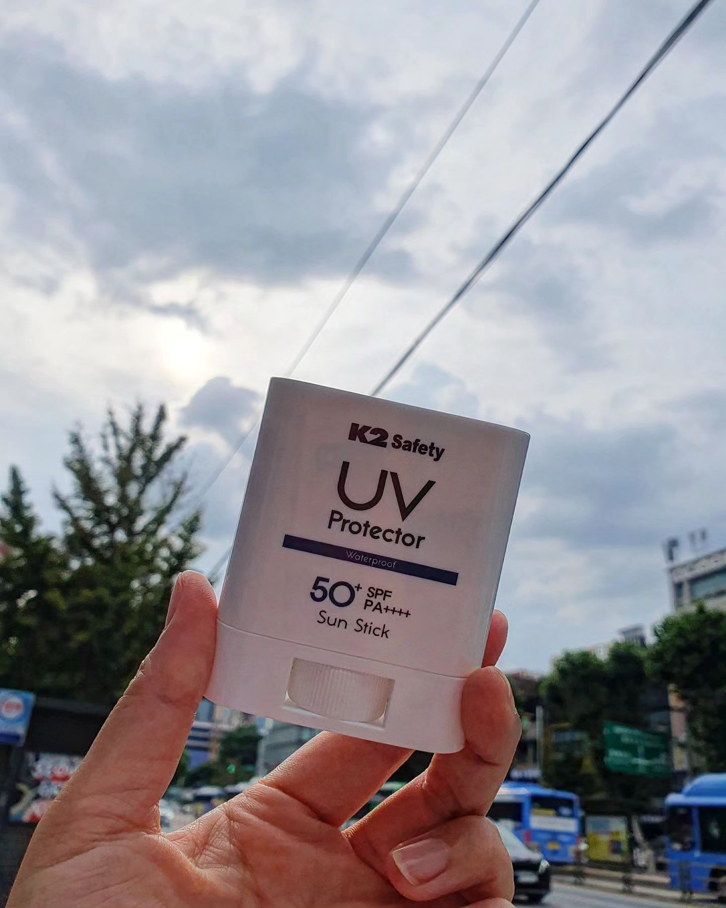 #협찬  K2 Safety 🌞 
.
케이티 세이프티 여름 필수품 2종 리뷰입니다 🫶
.
✔️ UV 프로텍터 선스틱
이거 정말 물건이에요. 
야외 활동에 최적화된 선스틱으로, 워터프루프 기능이 있다고 하는데요, 그래선지 땀에도 강한 것은 물론, 바를 때 거의 아무 느낌 나지 않을 정도로 편안해서 놀랐어요. 
잔여감이나 뭐가 묻어나는 느낌 전혀 없고 끈적임은 당연히 없고요!
사용해 본 선스틱 중에 가장 보송한 제품입니다.
저도 가지고 다니면서 팔에 계속 바르다보니 제 팔 모양대로 곡선이 생겼네요.
야외 활동 많으신 분들에게 특히나 추천해요 🩷
.
✔️ 리프레시 클렌징폼
거품이 굉장히 조밀하고 깔끔한 타입인데 세안 후 당김은 없어요.
야외 활동 후 세안제 여러 단계로 사용하기 귀찮은 분들에게 추천해요 🤍
.
hwahae_official
k2safety
.
#화해 #화해SNS리뷰단 #케이투세이프티 #UV프로텍터선스틱 #리프레시클렌징폼 #선스틱 #여름필수템 #sunnykimbeauty