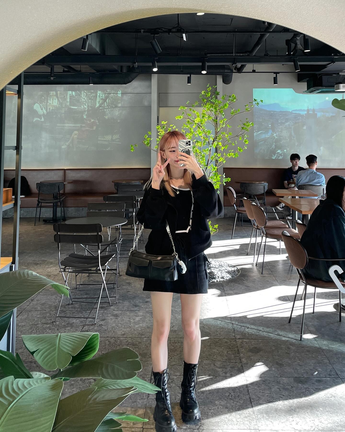 못말리는 아가씨는 ‘매일’ 술을 진탕 퍼먹습니다 !🍹

やれやれ ,,

#셀피 #거울셀카 #거셀 #전신샷 #데일리룩코디 #데일리코디
#블랙룩코디 #여름코디추천 #워커코디 #오오티디 #selfie