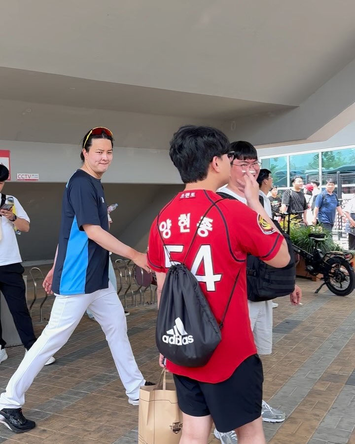 1.이거 눈 마주친거 맞지 얘두라
2.아니 길 가다 글쎄 원중선수가 있었다니까??자만추 성공
3.귀여워🥹
4.내가 준 클로버 꼬옥 쥐고 있어 나 완전 럭키비키자나🍀
(사실 내가 만든건데 만들었다 말도 못하고 그냥 선수들 쥐어줌)
5.팬서비스 최고➰🤍
6.ㄱㅇㅇㅠㅠ
7. 이 때까진 좋았다,,
8.🐯
9.눈물난다 얘들아
10.내일은 꼭 이기자
#롯데자이언츠 #롯데 #원정 #김원중 #손성빈 #박진 #전미르 #광주 #챔피언스필드 #야구 #야구스타그램 #야구장 #야구선수