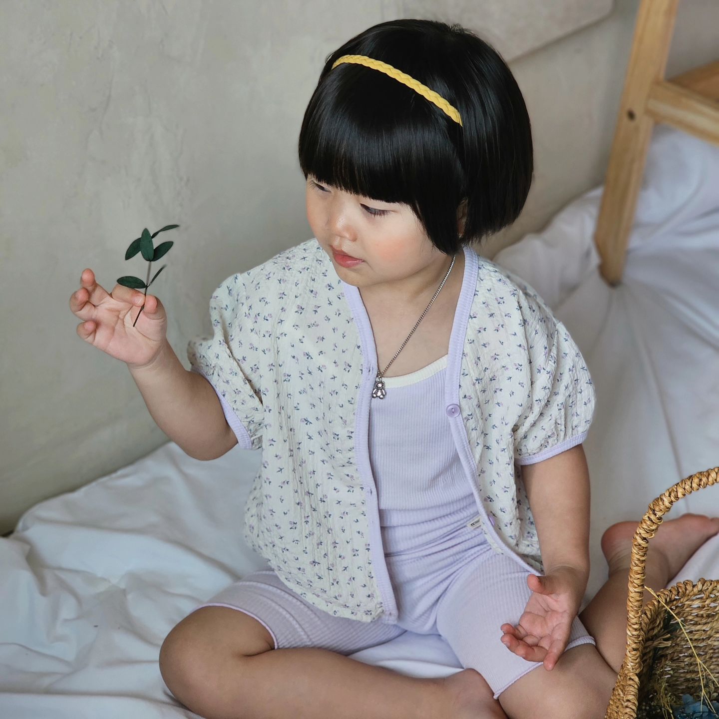 #우이동금손 #우이동꽁지 /화요일공구

우이동금손의 잔꽃과 시그니처 컬러 중 퍼플,🪻
남아 여아 할 것 없이 다 예쁠 수 밖에 없어요💜

♥︎ 우이동금손 로맨틱 가디건 3종 세트 ♥︎

쫀득말랑한 끈나시, 반팬츠와 소재에서부터 
포인트가 되는 내추럴한 무드의 링클 가공
가디건으로 코디 걱정 없이 간편하면서 
멋스럽게 입혀줄 수 있는 끝판왕 룩이에요👍🏻

이것만 있으면 따로, 또 같이 코디 걱정 없이 
등원룩, 나들이룩은 걱정 끝이에요😘
⠀

⠀
🪻로맨틱 가디건 3종 세트🪻

▪︎구성: 끈나시 + 반팬츠 + 가디건
▪︎컬러: ☐피치 ☐옐로우 ☑라이트퍼플
▪︎사이즈
: S (~75cm) M (~85cm) L (~95cm) ☑XL (~105cm)
	

🧒🏻 꽁지 / 남아 / 41개월 / 98cm / 16kg 
🏷 #로맨틱가디건3종세트 라이트퍼플 XL 여유있게 잘맞아요ꯁ

⠀
✔️ 6월 25일 (화) 오전 10:30 자사몰, 네이버스토어 오픈 
인스타그램 우이동금손 계정, 네이버 라이브방송에서 만나요🤗

⠀
mrs.ui_dong 

#키즈패션 #키즈데일리룩 #등원룩 #나들이룩