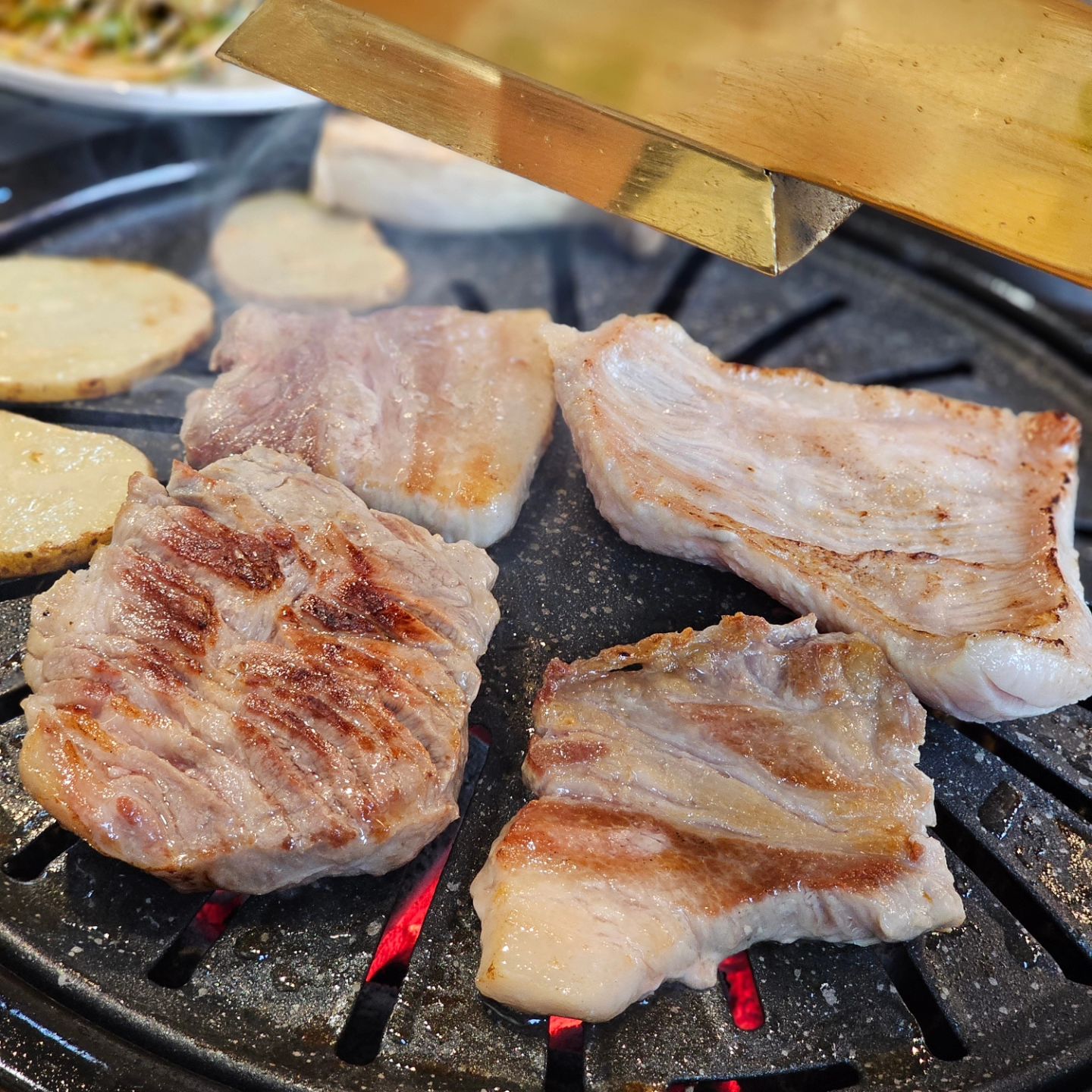 동탄2 숨은 맛집 ✨ 정식당
🍽 가격 착하고 맛 좋은 가성비 맛집
🥩 한돈세트로 삼겹살, 목살, 항정살, 껍데기까지 한번에 먹을 수 있는 곳
👌 목살은 퍽퍽하지 않고 부드럽고 통항정살도 맛있음. 
생 삼겹살 육즙은 살아있고 쫄깃한 껍데기까지 알찬 저녁 한끼. 삼겹살과 목살은 추가 주문해서 또 먹었네요 .
식사로 주문한 짜파게티는 겉절이와 함께 먹으니 맛있어요. 💯 

📌정식당
📞0507-1395-2350
📍경기도 화성시 동탄순환대로14길 86-6 1층
⏰️월-금 16:00-22:30/토,일 12:00-22:30

#정식당 #화성가성비맛집 #산척동고기집 #산척동삼겹살 #산척동맛집 #산척동점심 #화성삼겹살 #화성고기집 #동탄2맛집 #2동탄맛집 #동탄고기집