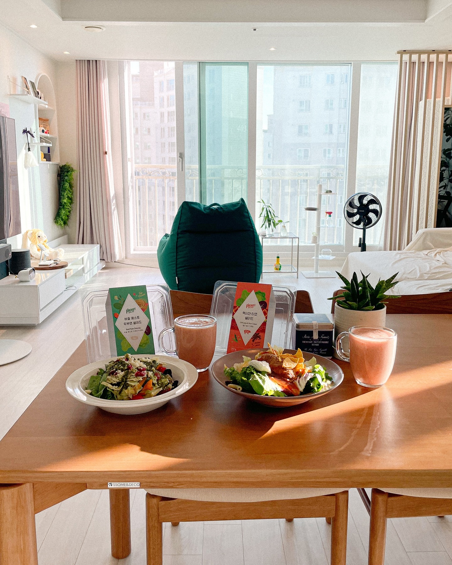 이웃님들 안녕하세요🙋🏻‍♀️
요즘 띄엄띄엄 찾아오는 제리에요🥲
이웃님들 스타벅스 프리퀀시 모으셨나요?
저 한 판 다 모으고 두 판째 다 모아가는데 …
원래 커플 레인판초 하려고 열심히 모았거든요…
근데 레인판초 아침에 알람맞추고 들어가도 맨날 쏠드아웃 ㅠㅠ
이제 우산이나 파우치라도 받아야겠다하고 들어가도 가장 가까운 매장 3000미터… 아님 제주도🥲 이런식이네요😭
아까운 프리퀀시 날리게 생겼어요🤣
남은 기간마다 매일매일 새벽에 들어가야겠어요🫠

드디어 금요일이에요!!💃🏼💃🏼💃🏼
즐거운 금요일 되세요😆

개미는 뚠뚠 오늘도 뚠뚠 일하러 갑니당🐜🐜🐜

🏷️ 플래지어 톰빈백 하이 그린
🏷️ 썸앤데코 라곰 고무나무 원목식탁