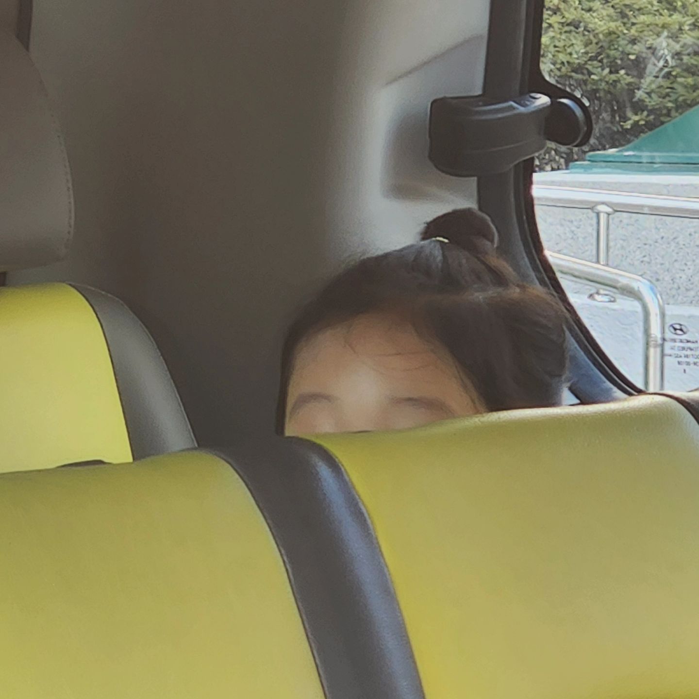 유치원차 눈썹만보이는지니 귀여워
#1556일 
240816