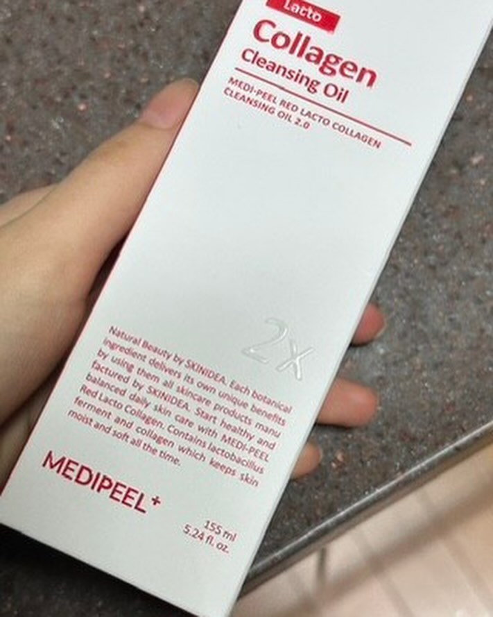 말끔한 딥세정력 오일링하게 피지도 녹여버리자!! 세정력+모공케어 둘다 갖춘 메디필 레드 락토 콜라겐 클렌징 오일 2.0 200ml

안녕하세요 여러분!
여러분은 화장을 지울 때 뭘쓰시나요
사실 저는 패드형을 쓰다가 보니깐 패드형이
피부 장벽을 다 지워버린다고 하더라구요ㅠㅠ
무조건 알갱이나 뭔가 들어간 스크럽 제품은 피부에
무조건 적우로 상처를 줄수 밖에 없다고해요
그래서 겔도 써봤지만 엄청 깨끗하게 지워주는 느낌응 못받았어요ㅠㅠ
그래서 알게된
❤레드 락토 콜라겐 클렌징 오일 2.0 200ml‼️

지금 화장이 되어있는 얼굴에 클렌징오일을 이용해서
오일에 열감을 주어 모공안에 피지들을 다 녹여버리고 화장을 지워볼게요

제품이 정말 상콤해보이고 디자인이 간편하고 누구나 이게 뭔지 알 수 있어서 좋은 것 같아요
아시다시피 제품들 중에 같은 브랜드지만 제형이나 상품이 다른데 비슷한 디자인으로 가끔 헷갈릴때가 있어요ㅠㅠ
그렇게 된다면 처음 쓰는 사람들은 이게 뭐지 싶어서 착각할 수도있고 빠른 출근과 퇴근 후 아주 힘들다구요🥹

캡을 먼저 제거해주세요(˃̶᷄‧̫ ˂̶᷅๑ )

 

 양이 한번에 펌핑이 잘되어서 저는 3번 펌핑했어요
(੭ु˶˭̵̴⃙⃚⃘᷄ᗢ˭̴̵⃙⃚⃘᷅˶)੭ु⁾⁾~
 

 입가 립스틱 한번에 걍 녹아서 피부에
싱처없이 지울 수 있어요

걍 말끔 그자체
모공을 넣고 있는 메이크업
속 가득 찬 노폐물
1회 사용으로 딥클렌징
#모공 전용 클렌징 오일 #눈시림 걱정 NO!
‧*˚̩͙*‧₊̊‧*˚̩͙̩͙*‧₊̊‧*˚̩͙*‧₊̥‧*˚̩͙*‧₊̊‧*˚̩͙̩͙*‧₊̊‧*˚̩͙*‧‧*˚̩͙*‧₊̊‧*
더 특별하게, 더 좋은 성분으로 업그레이드!
락토 콜라겐 2배 함량 증가
*기존 레드 락토 콜라겐 클렌징 오일 대비
콜라겐 시너지 UP
특허성분 추가
*한국피부과학연구원 X 메디필 공동개발 성분
SYN-COLLAGEN BOOSTER™ 함유
모공 &세정력 관련 효과 입증
*모공 속 피지 노폐물/워터프루프 세정력 임상 완료

피부에 피지가 어디쬬??
모공 겉에 덮인 두꺼운 메이크업, 모공 속 노폐물을 부드럽게 녹이는 모공 전용 딥클렌징 오일
‧*˚̩͙*‧₊̊‧*˚̩͙̩͙*‧₊̊‧*˚̩͙*‧₊̥‧*˚̩͙*‧₊̊‧*˚̩͙̩͙*‧₊̊‧*˚̩͙*‧‧*˚̩͙*‧₊̊‧*
PRODUCT
레드 락토 콜라겐 클렌징 오일 2.0
Red Lacto Collagen Cleansing Oil 2.0
락토 바실러스 + 콜라겐 락토 콜라겐 배합으로 수분과 탄력을 공급해 촉촉하고 탄탄한 모공으로 케어해줍니다.
모공 속까지 딥 클렌징 모공 속 노폐물
워터프루프 메이크업 세정
탄탄한 모공 축소 케어
모공 축소 효과
수분 남기는 촉촉 클렌징 겉&속보습
및
수분 손실량 개선

장점을 한번 나열해볼까요
🤍
수분만 남기고
모공 속까지 딥 클렌징
1회 사용으로 입증된 세정력과 보습 개선
모공을 덮고 있는 강력한 메이크업도 순하게 세정

 POINT 1️⃣
수분만 남기고
모공 속까지 딥 클렌징
1회 사용으로 입증된 세정력과 보습 개선
모공을 덮고 있는 강력한 메이크업도 순하게 세정
​
POINT 2️⃣
모공부터 보습까지
탄탄한 모공 케어
모공 축소와 보습을 위한 메디필만의 락토 콜라겐™
T-COLLAGEN
COMPLEX
LACTO BACILLUS FERMENTATION •
💙락토 바실러스 발효물
대한민국 청도 감에서 추출해 발효시킨 유산균 발효물로 탄닌이 풍부하여 모공 수렴에 도움을 줍니다
+
🩵T- 콜라겐 콤플렉스
T1, T2, T3 3가지 콜라겐의 시너지로 흡수와 탄력을 높여 탄탄하고 건강한 피부로 가꿔줍니다.
​
*원료적 특성에 한함
MEDIPEEL+ X 한국피부과학연구원
Syn-Collagen Booster™
특허성분 개발
​
POINT 3️⃣
식물 유래 오일 80%
안심 촉촉 클렌징
저렴한 오일 NO! 피부가 좋아하는 오일 배합으로 부담없이 세정
​
POINT 4️⃣
레드 에너지로 탄탄한 마무리
레드빛 성분으로 피부 컨디션을 높이고 수분 장벽을 탄탄하게!
​
POINT 5️⃣
눈시림, 자극 걱정 없는 저자극 클렌징 오일
눈가까지 닿아도 편안하게 말끔 클렌징