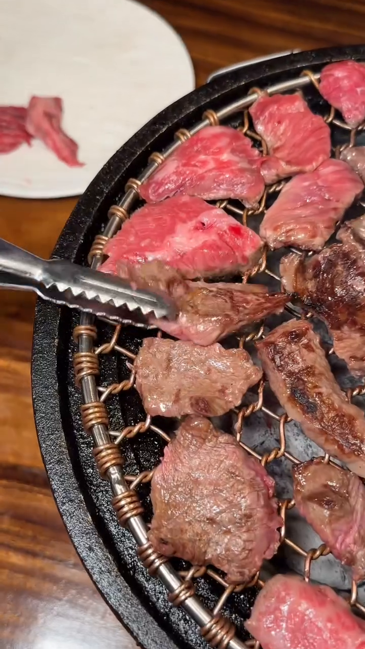 1인분 19,000원에 즐기는 하늘에 내려온 선물, 투플 한우 짝갈비 맛집 #천우목장 

신사동 소고기는 여기로 가세요. 1만원 후반대로 즐기는 마블링 예술인 소고기ㅠㅠ 갈비살 살치살 안창살 등등등 귀한 부위 맛있는 부위가 골고루 나오는데 이가격이요..?🫨🫨🫨

너무 신나서 길거리에서 고기song까지 부르게 만든
서울에서 가장 가성비 넘치는 ‘한우 투쁠 짝갈비’🥰

양념도 있고 생도 있는데 둘다 맛있구요! 눈 앞에서 왕큰 쏘 칼질하시는거 보는데 너무 신선해보이고 믿음이 가서 더더 좋더라구요☺️ 다들 가주세요! ❤️천 우 목 장 신 사 점❤️

📍#천우목장신사점
서울 강남구 강남대로156길 22 1F

#한우짝갈비 #갓성비 #신사역고기집 #신사역술집 #가로수길데이트 #가로수길맛집추천 #가로수길가볼만한곳
