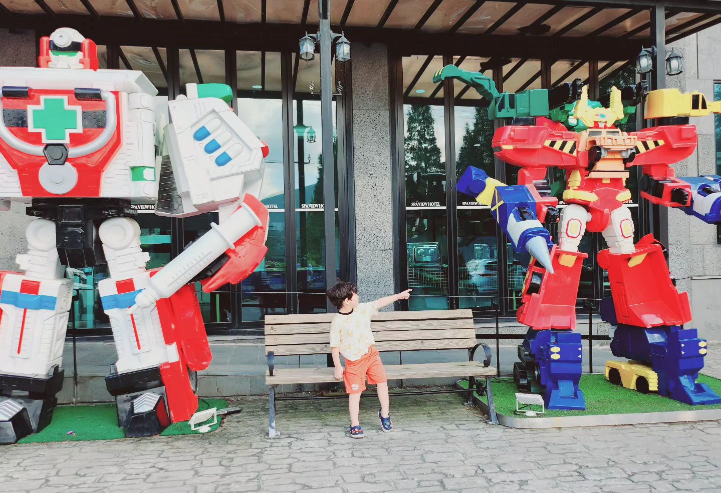 #휴가기록
.
.
근처 아무데나 잡았는데
갑자기 호텔앞에서 만난 카봇😀
.
.
.
알고 예약한거야?
....아니...ㅋㅋㅋ
.
.
💙
엄마 갑자기 카봇이
우리가 안볼때 움직이는거 아냐?😆😆
.
.
아 맞네
카봇은 사람들 볼때 안움직이지ㅋㅋㅋ
.
.
#급하게휴가즐기기
#당연히숙소없어서
#근처로잡았더니
#오히려좋아
#💕