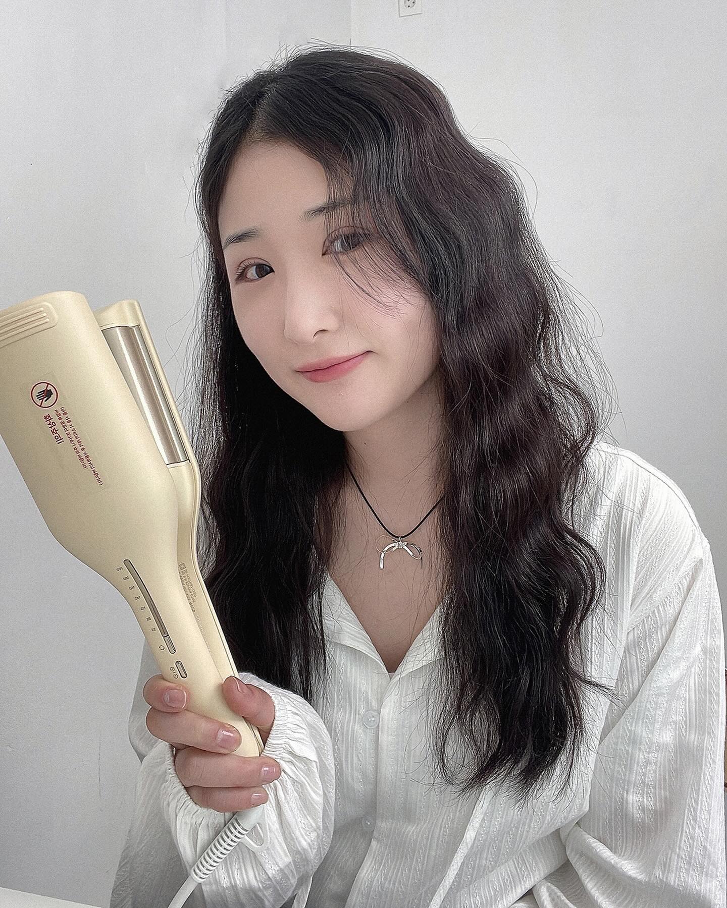#협찬
똥손도 가능한 셀프 물결펌!

👉오아 이지 물결펌 고데기

-프리볼트로 여행갈때도 사용가능
-36mm 짝수 배럴로 초보자도 안전하게 풀컬펌 연출
-세라믹 코팅으로 모발손상&윤기나는 모발
-4단계 온도 조절로 모발 타입에 따라 사용 가능(140~200도)
-30분 뒤 자동 잔원 차단으로 위험 방지

고데기 똥손인데 간편하게 물결펌을 연출할 수 있어서
만족스러웠어요! 벚꽃이 더 많이 피면 물결펌하고
사진으러 바로 가야지☺️

#오아고데기 #오아물결고데기 #셀프물결펌 #히피펌 #물결펌