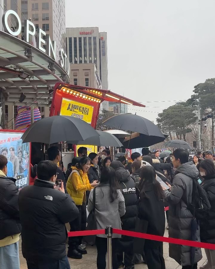 어머! 커피마시고 있는데..
카페 밖이 어수선해서 보니까! 
어머 이게 무슨 상황이야 

#라미란 #공명 #이무생로랑 #염혜란 #장윤주 #박병은 
이 배우들 다 봤다 🫢 
#시민덕희#시민덕희꼭보러가겠습니다#다이쁘고키커

지와니는 #어쩌다사장 봐서 ㅋㅋ 박병은 배우님만 알아봤다 
좋아했음 👍