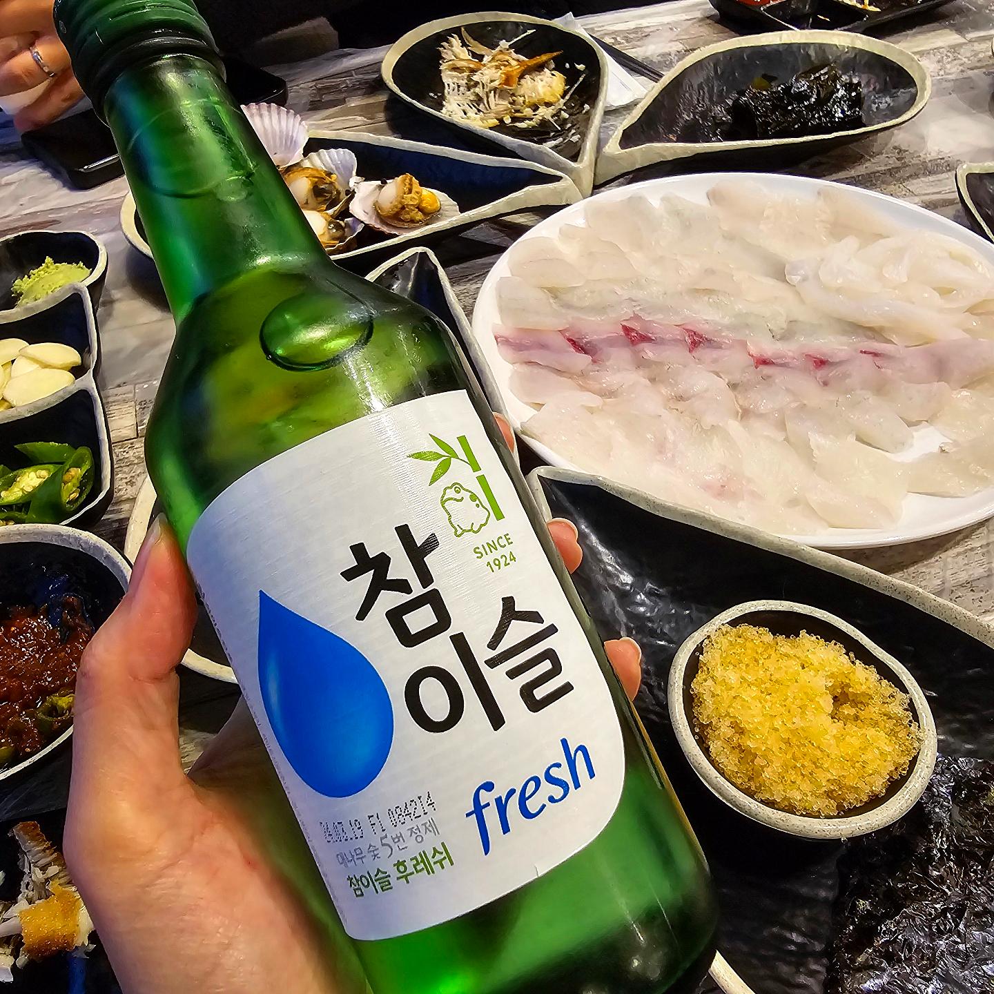 스끼다시에 무려 홍게 한마리가 통으로~‼️ #협찬

이곳은~~옥계에 위치한 옥계횟집인데요!! 현지인들의 맛집으로도 유명한 곳이더라구요👍👍

주문하고 스끼다시를 한가득 차려주시는데 음식들이 다 방금한것처럼 따뜻해서 대접받는 느낌 제대로구요😭

회는 두툼한데 쫄깃하고 소자인데도 불구하고 양이 아주 푸짐했어요💜

식사로는 마무리에 매운탕을 주시는데 스끼다시와 회로 이미 배가 가득차서 먹을 수 있나 싶었지만!!

국물한입 먹고 라면사리 추가했어요ㅋㅋㅋ

매운탕에 밥한공기와 라면까지 뚝딱했습니다😚 밥도 어찌 이리 찰지고 맛있는지.. 진짜 모든것이 다 완벽!!

식사도중에 손님들이 꽤 오셨는데 재료소진으로 손님을 더 못받으실 정도더라구요ㅠㅠ

여기 오실때는 미리 예약 필수필수~

📍옥계횟집
강원 강릉시 옥계면 헌화로 443 옥계횟집

#금진항맛집#호텔탑스텐맛집#금진항술집#금진항횟집#정동진횟집#정동진맛집#호텔탑스텐근처맛집#옥계맛집#옥계술집#탑스텐맛집#탑스텐횟집#정동진가볼만한곳#정동진데이트코스#옥계횟집