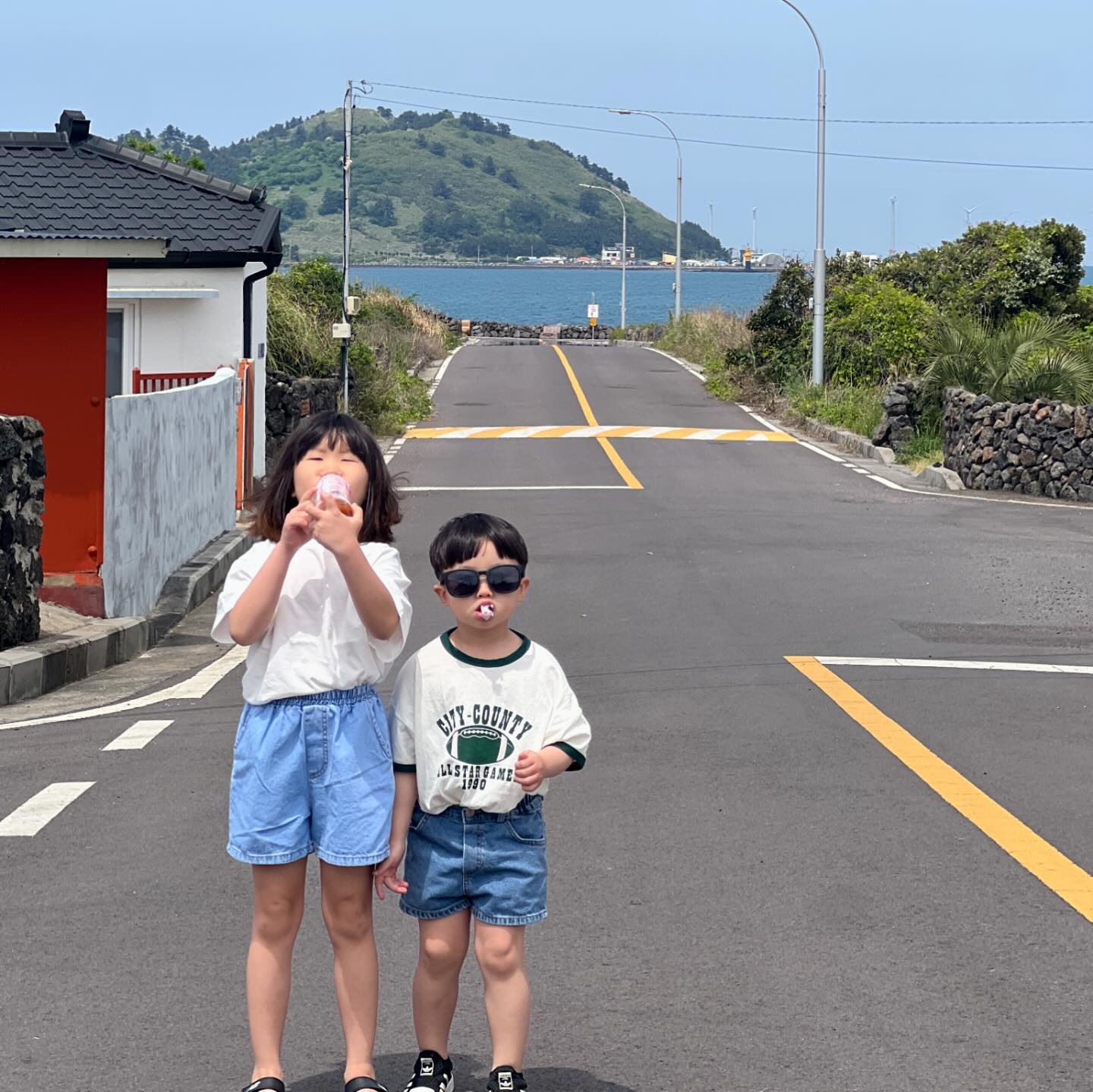 않보면 보고 싶고.
보면 짜증나네..?🌸🌼🌻

#제주도 #못난남매 #장난꾸러기 #협재해수욕장 #오름