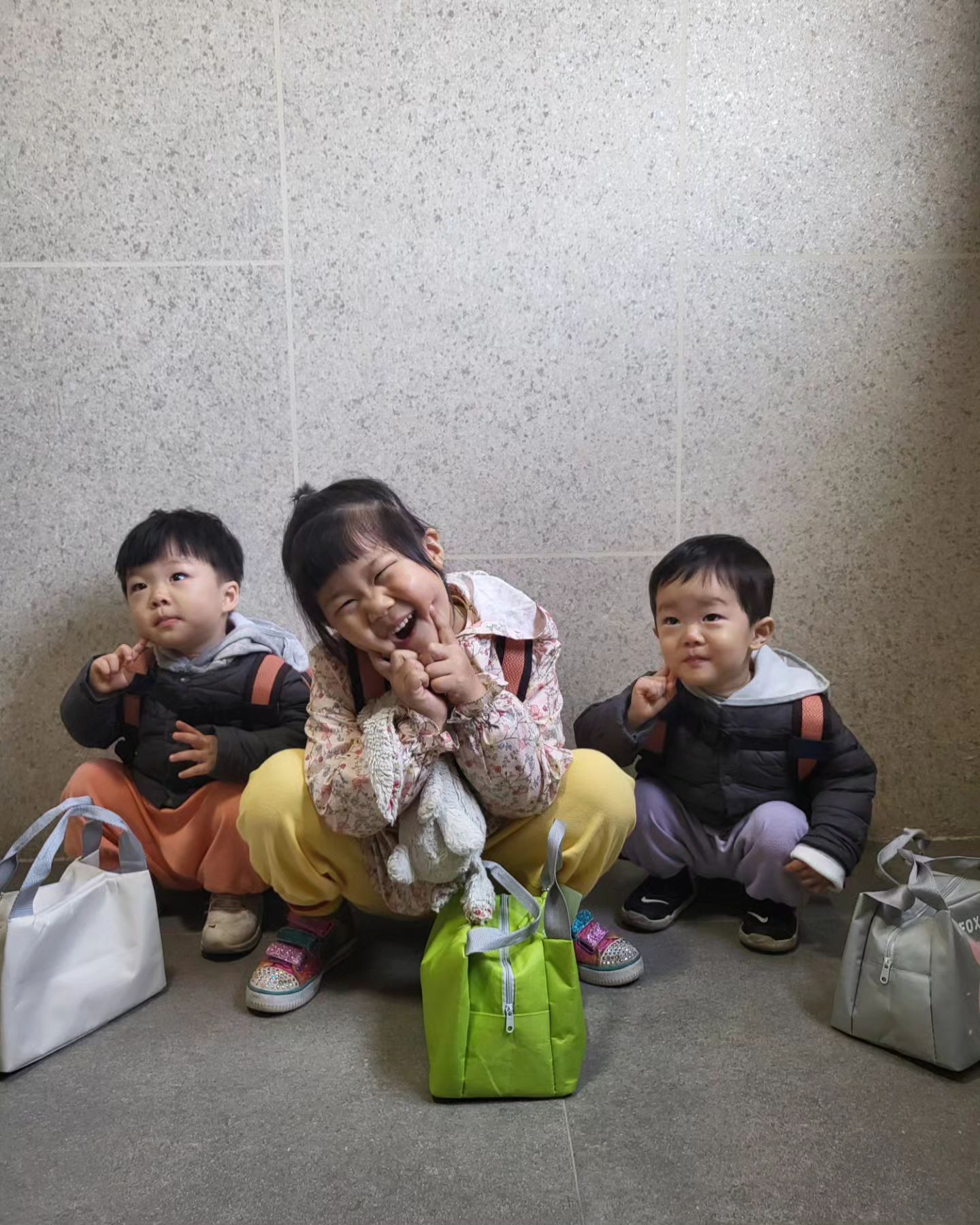 서서 찍자니까 굳이 쪼그려 앉아서 찍는 우리집 청개구리들🐸

점심까지 먹고 하원시간 꽉 채워 소풍 가는 건
소윤이도 둥이들도 처음인 날

엄마표 도시락을 준비해 달라했었는데
중간에 엄마표 간식으로 바껴서 얼마나 다행인지🥺

울 청개구리들 간식 잔뜩 먹고 신나게 뛰어 놀다 와❤️