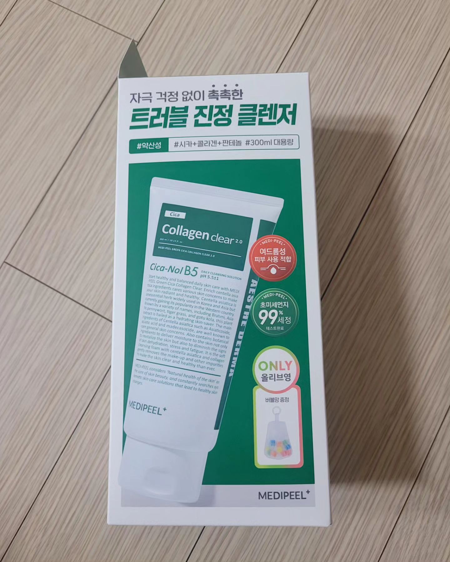 #협찬 
더 강해진 진정케어 순해진성분 제품인 메디필!! 
너무나 제주 시카 함유로진정도 되고 
역대급 세정력으로 폼클렌징 최고 입니다!!.
 화장하고 지우는데 있어도 정말 
깔끔하게 잘지워져서 너무 놀랬고 너무 좋더라고요! 
트러블이 진정되는데 넘 좋았어요 
홍조가 많은 저에게 딱 좋더라고요 !
 화장하고 지웠는데 마지막 사진 보심 피부
가 완전 깨끗.......... 트러블 피부 적합,
 초미세먼지 99% 세정 임상테스트
 완료로 더 믿을 수 있는 제품력 최고네요 !! 
그리고 매쉬 스펀지는 단독 기획 제품이라!! 
올리브영에서만 만날 수 있다는 점 ^^ 
참고하심 좋겠어요

#협찬 #메디필 #medipeel #메디필폼클렌징 #메디필클렌징폼 #그린시카콜라겐클리어2.0 #메디필콜라겐 #트러블폼클렌징 #시카 #판테놀 #진정 #약산성폼클렌징 #미세먼지폼클렌징 #올리브영 #올리브영클렌징폼 #올리브영폼클렌징추천 #올리브영트러블폼클렌징 #약산성클렌징폼 #kbeuty #kskincare