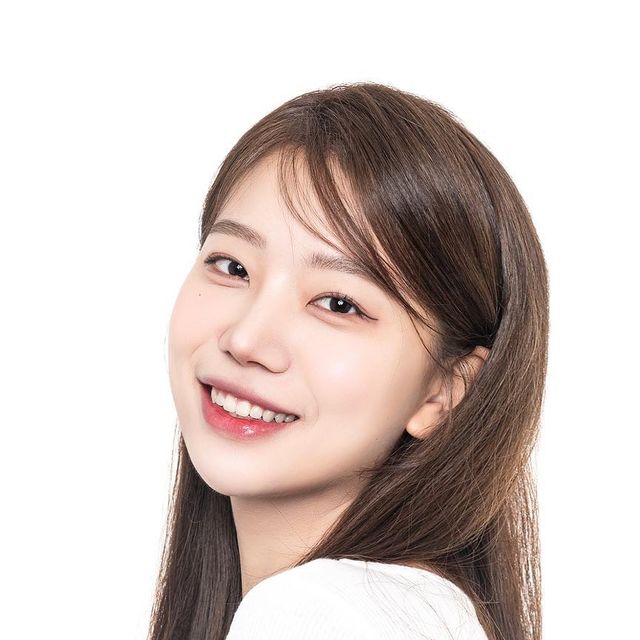 김지연 on Instagram: "내 모습을 기록하고 간직하는 게 좋아🤍"